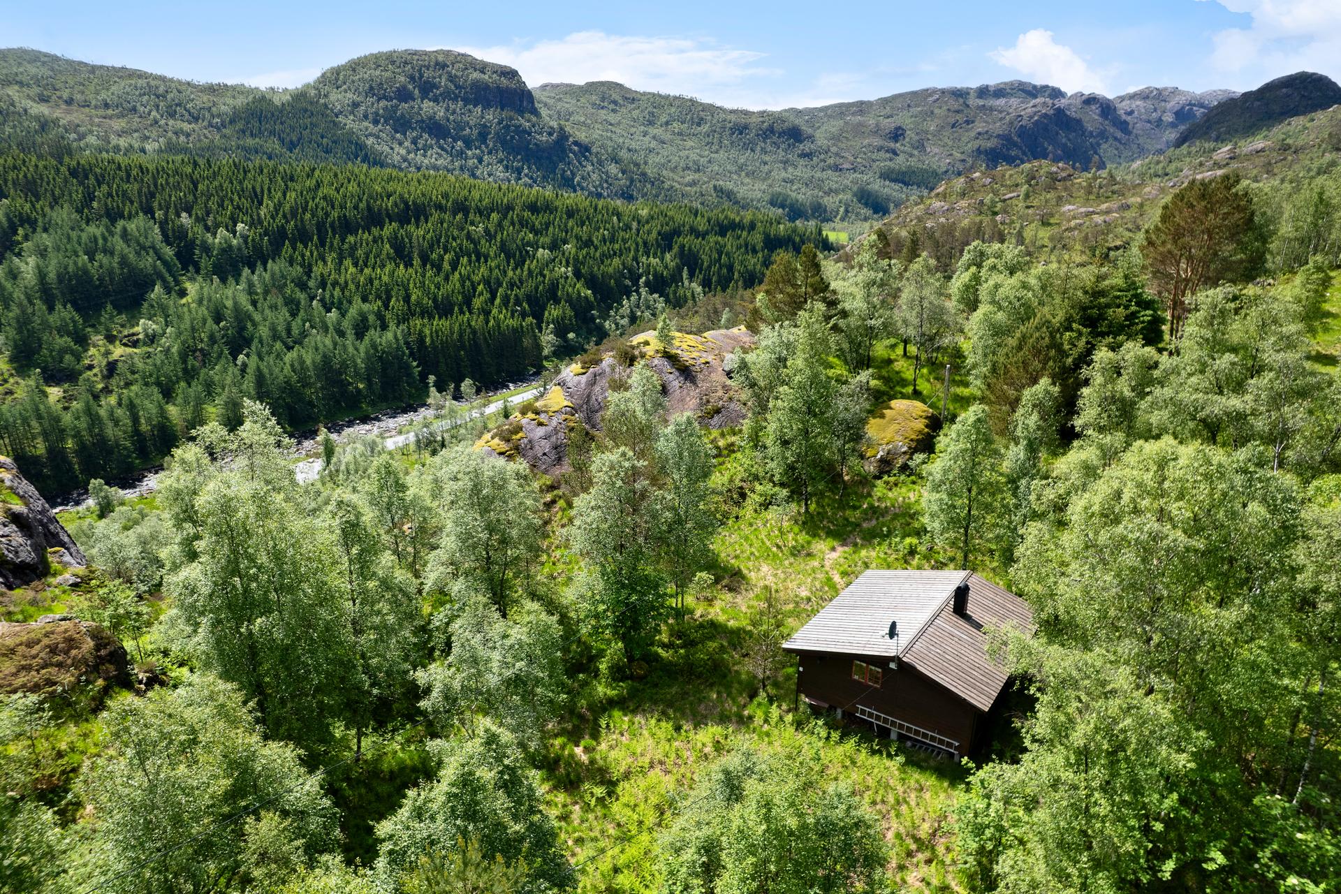 Eiendommen ligger i naturskjønne omgivelser.. Bilde nummer 3 av 3