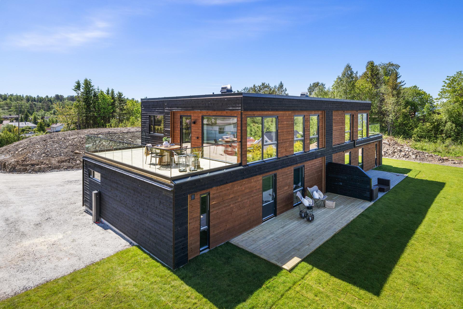 Stilren bolig med moderne arkitektur, stor terrasse og integrert garasje. . Bilde nummer 3 av 3