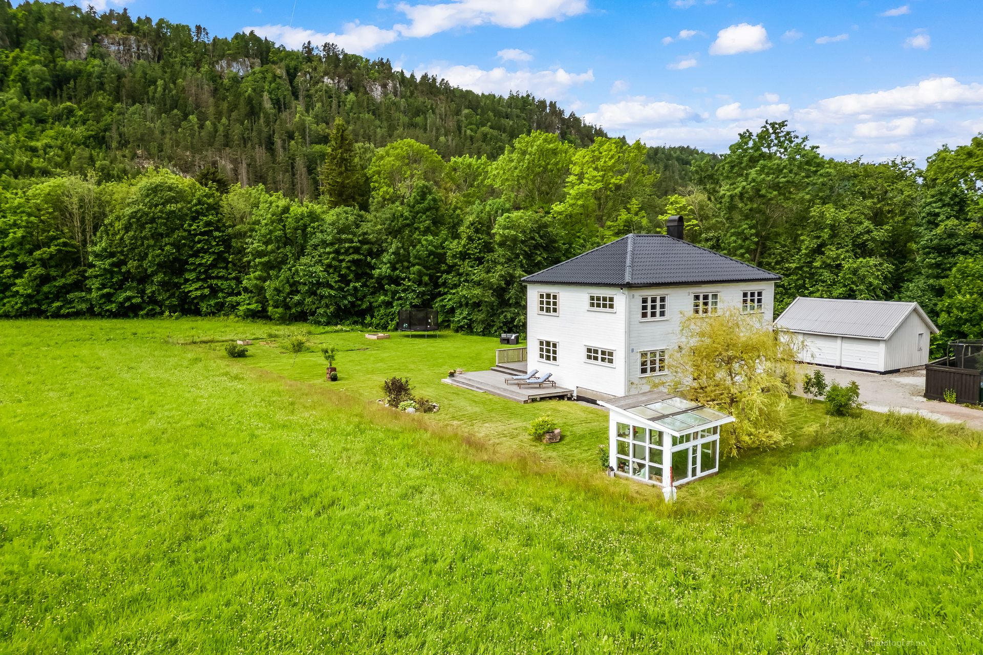Familievennlig eiendom med stor tomt med landlig beliggenhet. . Bilde nummer 2 av 3