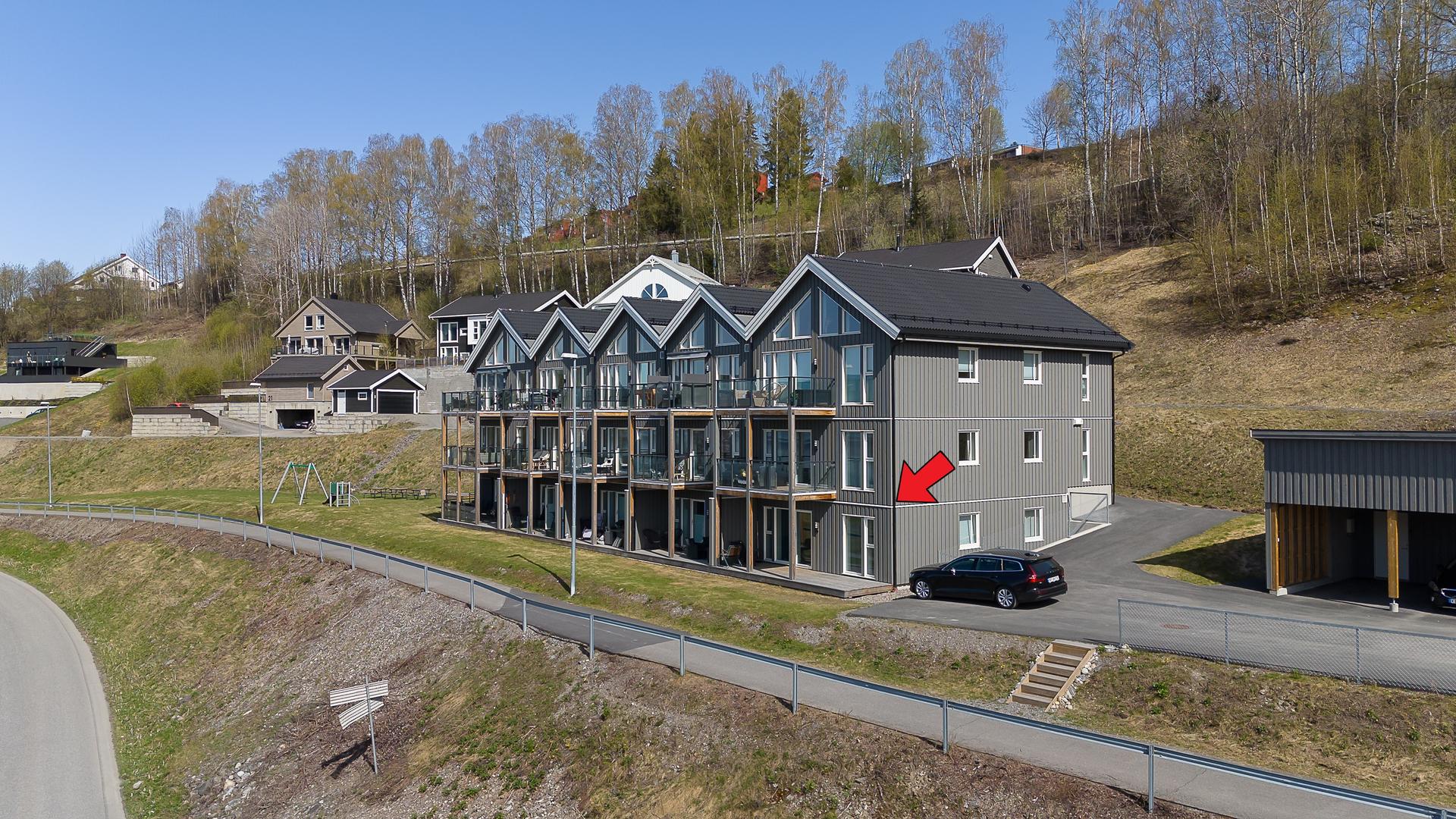 Moderne leilighet fra 2022 på bakkeplan med god planløsning og åpen løsning mellom stue/kjøkken. Bilde nummer 3 av 3