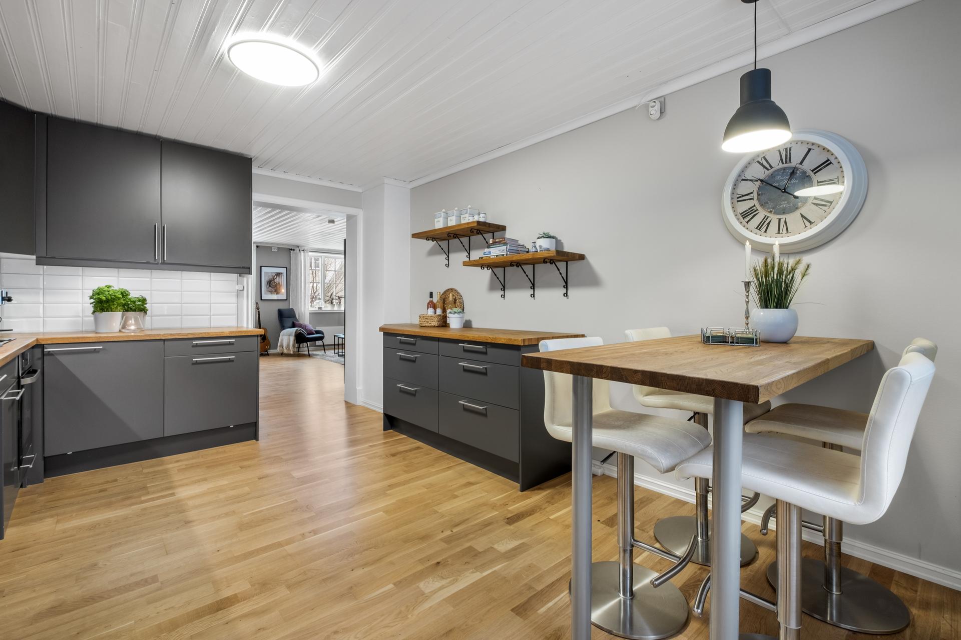 Leiligheten har et moderne kjøkken fra 2019 med benkeplate i heltre og god skapplass. Foto: Finn Bjurvoll Hansen. . Bilde nummer 2 av 3