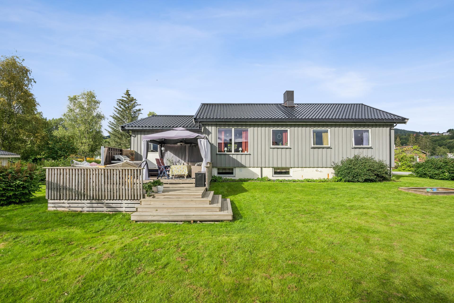 Frittstående enebolig over to plan med flat hagetomt, terrasse og tilhørende garasje.. Bilde nummer 2 av 3