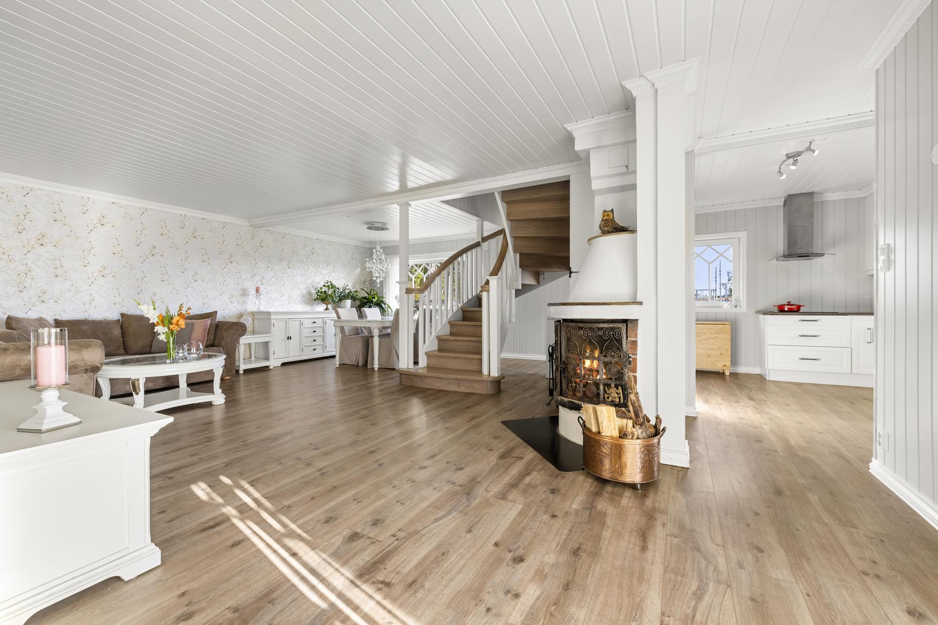 Dette er en enkel enebolig over to plan med lyse overflater og flott utsikt. Boligen ble oppusset i 2011 og ble bruksendret fra fritidsbolig til helårsbolig i 2025. Huset er tilkoblet offentlig vann og avløp.. Bilde nummer 2 av 3
