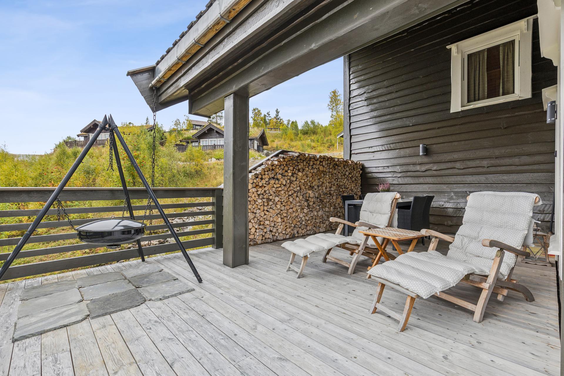 Overbygd uteplass med impregnert terrassegulv og fin plass til sittegruppe.. Bilde nummer 3 av 3