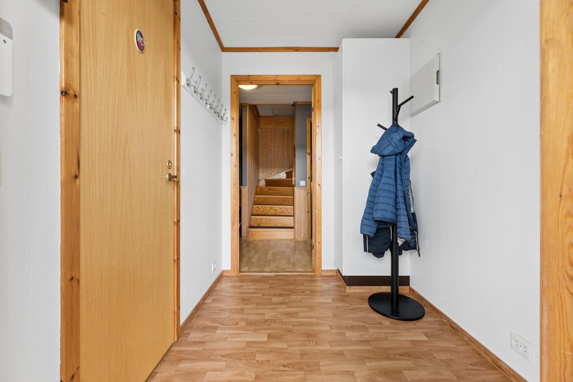 Entré med plass til å henge fra seg yttertøy.. Bilde nummer 2 av 3