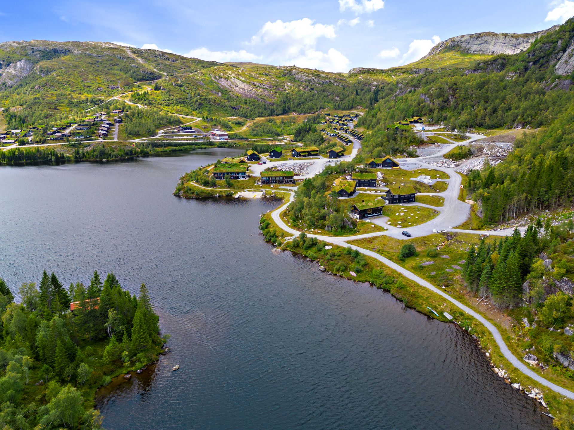 Nydelig plassert like ved Beinesvatnet. Kort vei til Tjørhomfjellet med alpint og sommeraktivteter. Skiløype/turløype like nedenfor . Bilde nummer 3 av 3