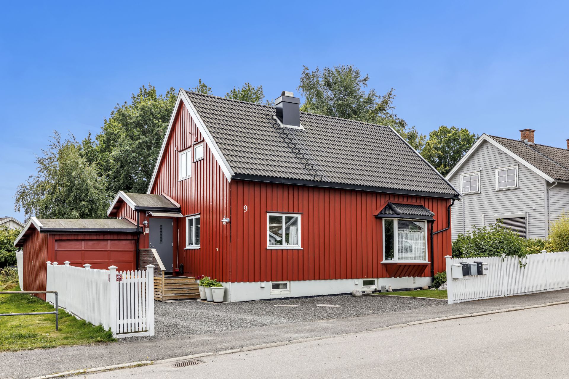 Flere biloppstillingsplasser foran huset. Garasje med elektrisk port og elbil lader.. Bilde nummer 2 av 3
