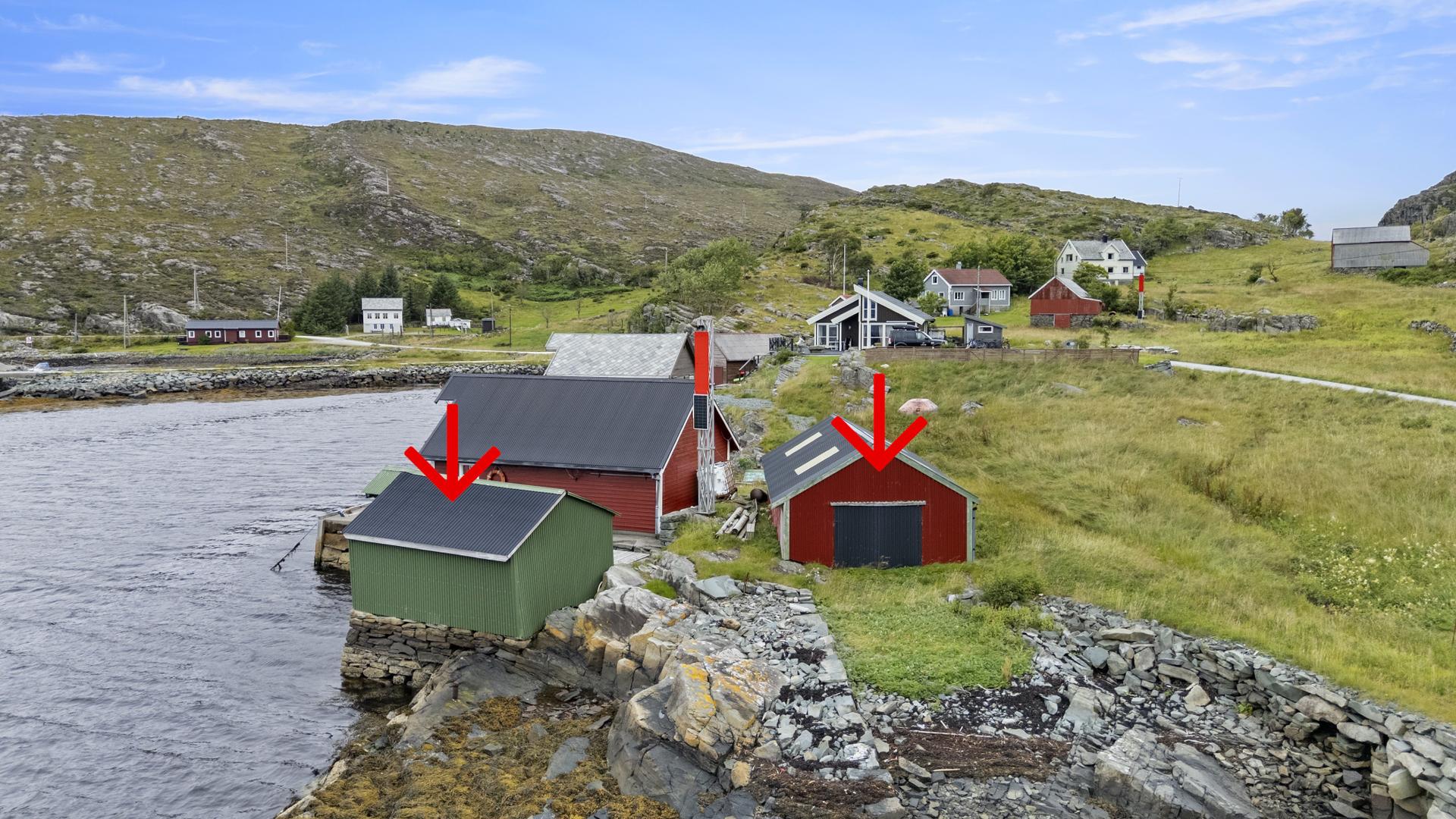 Eigedomen inkluderer to naust ved sjøen, som gir gode moglegheiter for båtliv.. Bilde nummer 3 av 3
