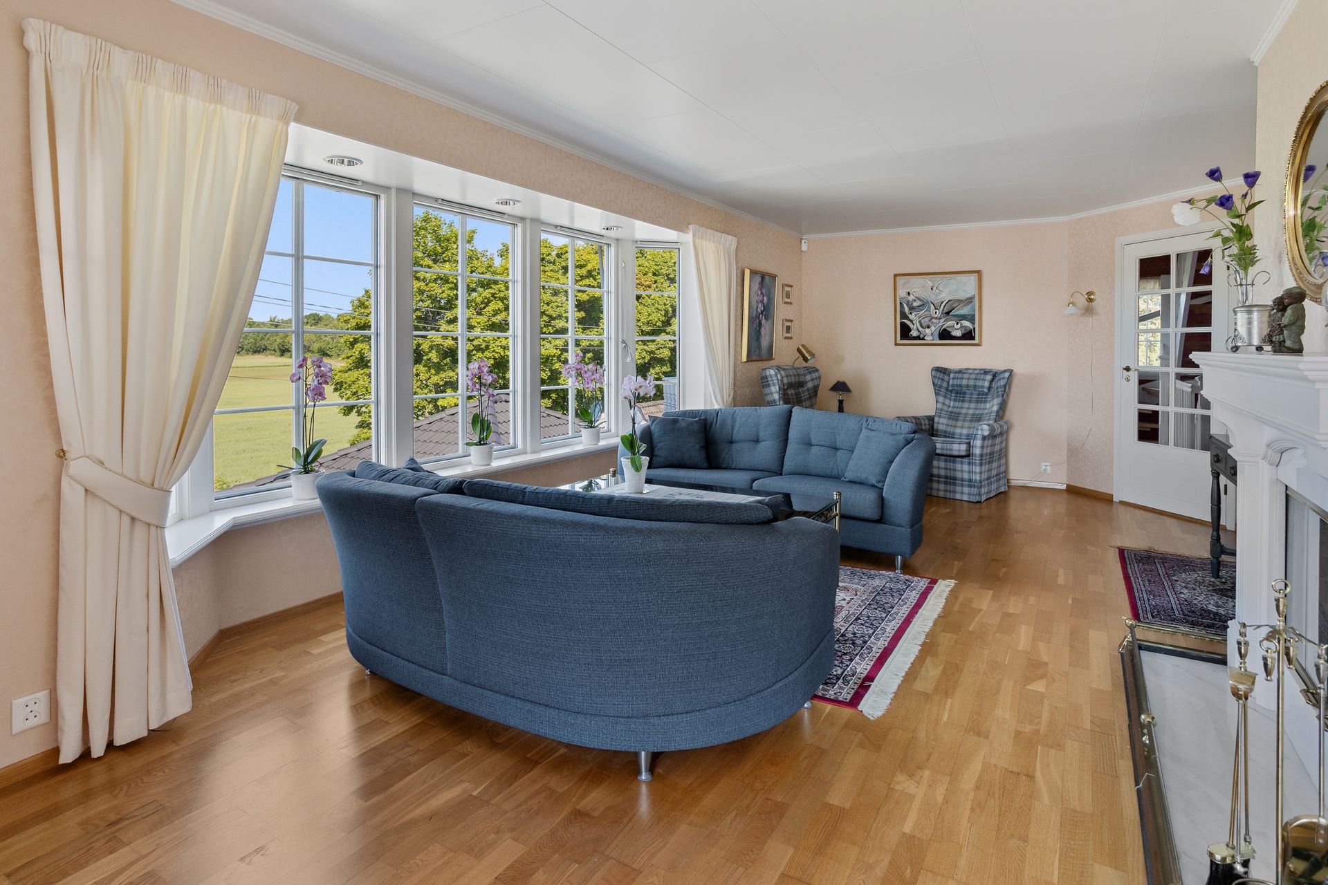 Stuen i hovedetasjen har et stort karnapp som slipper inn rikelig med lys.. Bilde nummer 2 av 3