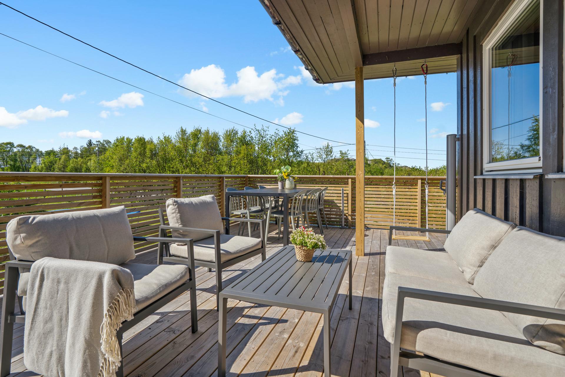 Boligen har flotte uteområder med ca. 54 m² terrasse, uteboder og romslig tomt på ca. 1.1 mål.. Bilde nummer 3 av 3