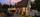 Boligen og uteområdet er pent belyst etter mørkets frembrudd.. Bilde nummer 2 av 3