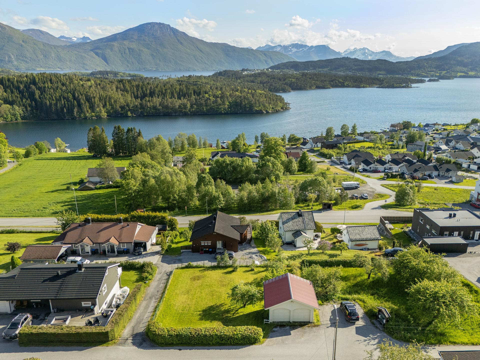 EiendomsMegler 1 har gleden av å presentere denne flotte boligtomta! Foto: JC Eiendomsfoto (John Colbensen). Bilde nummer 1 av 3