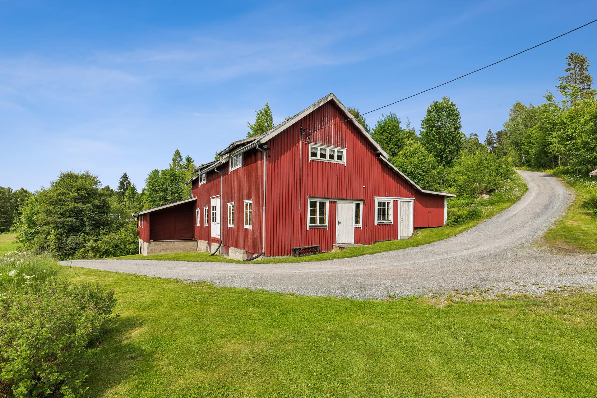 Eiendommen består av en enebolig, et stort verkstedbygg og en garasje, på en skrånende og terrassert tomt.. Bilde nummer 2 av 3