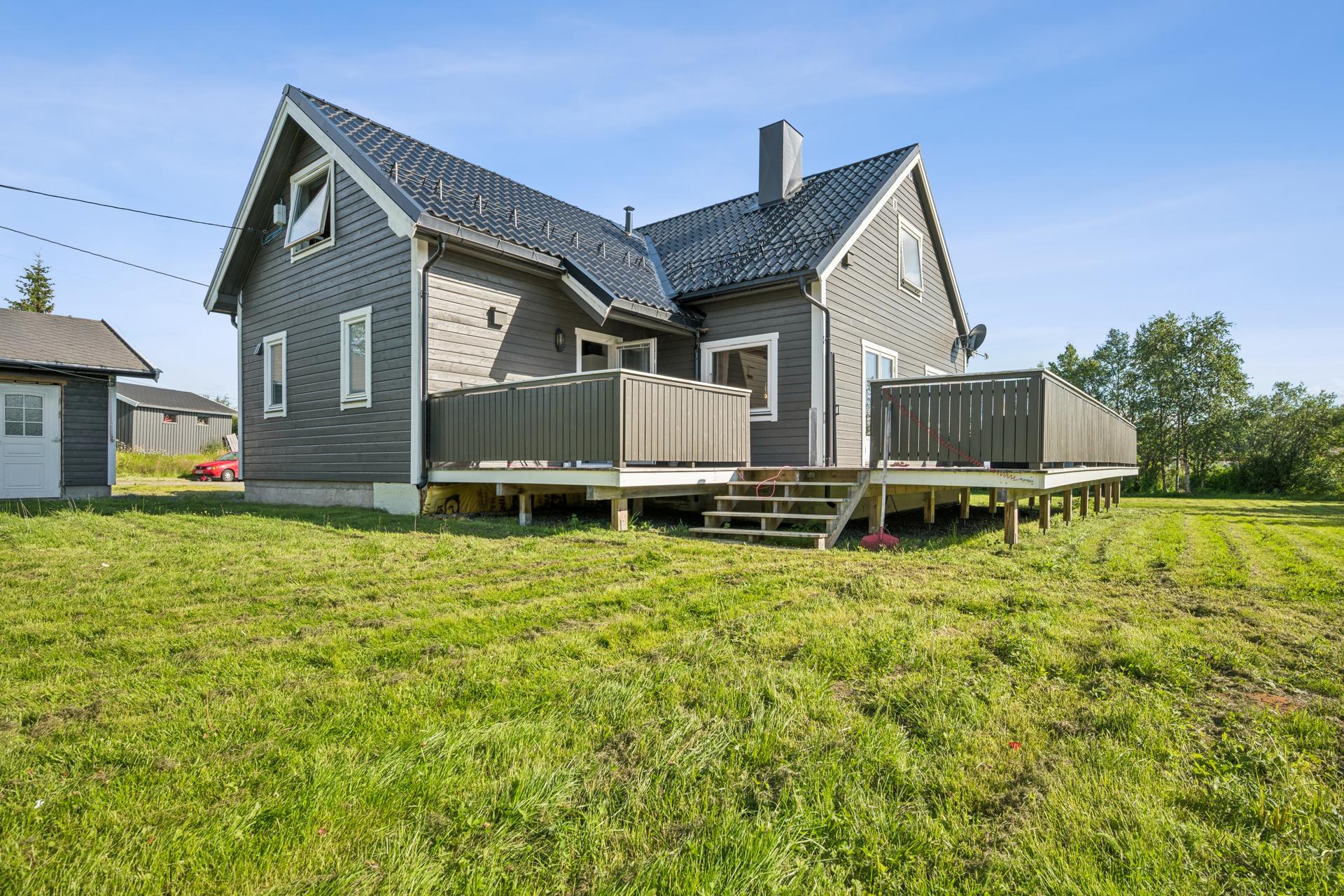 Velkommen til Langfjordveien 36! Foto: EFKT. Bilde nummer 1 av 3