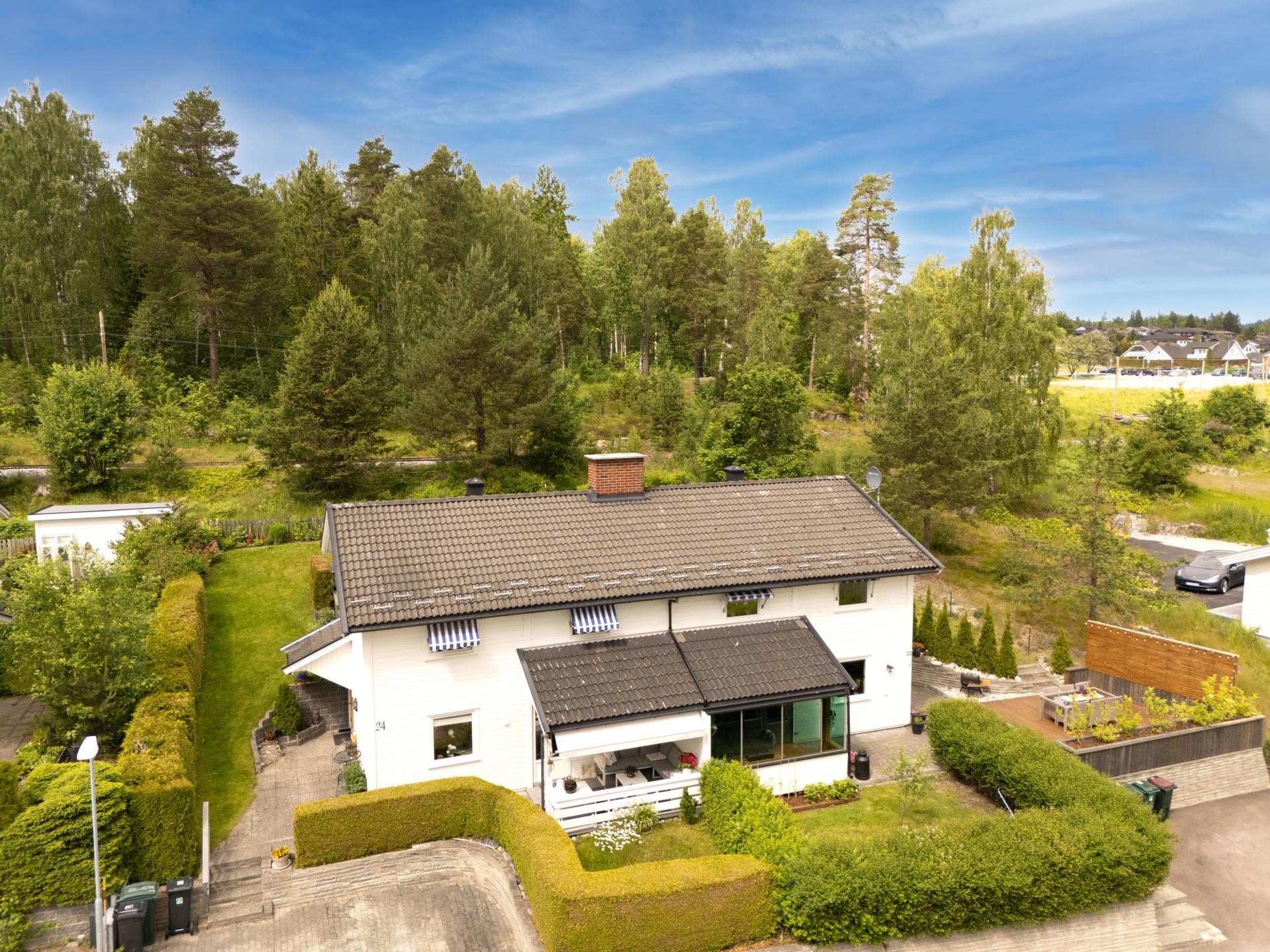 Eiendommen ligger i et etablert og barnevennlig område med gangavstand til skoler.. Bilde nummer 3 av 3