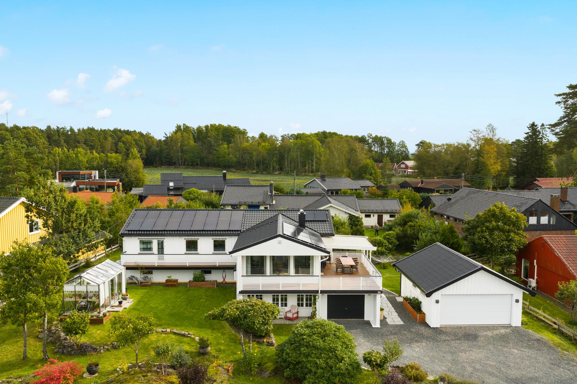 Velkommen til Utsynet 35! Unik beliggenhet på Jeløys vestside i et meget veletablert og attraktivt område. Bilde nummer 1 av 3