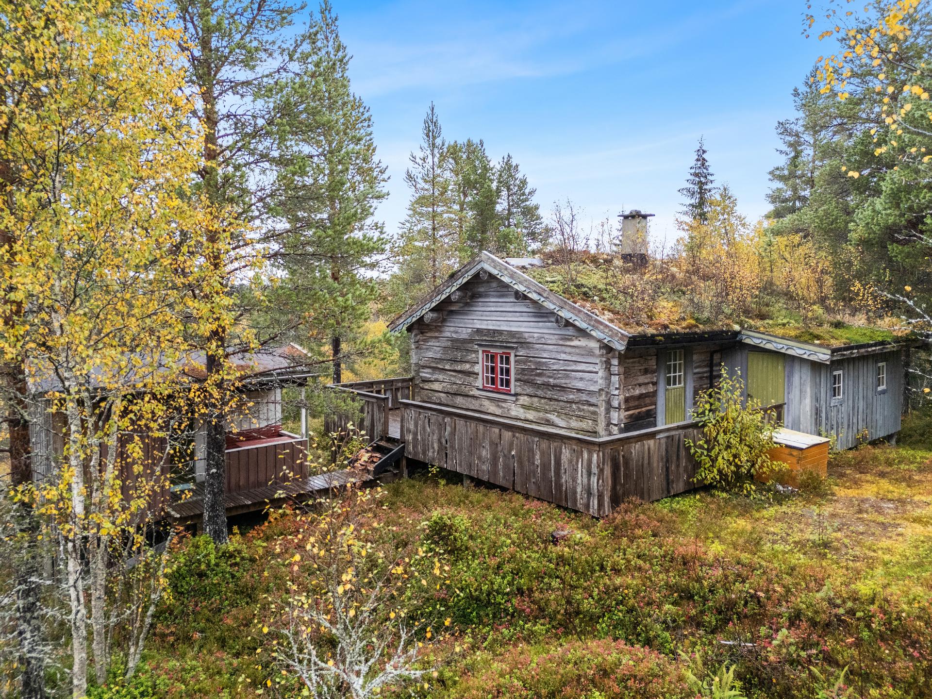 Eiendomsmegler 1 ved Sindre Belsås har gleden av å presentere denne sjarmerende eiendommen.
Foto: Interiørfoto v/Haukdal. Bilde nummer 1 av 3