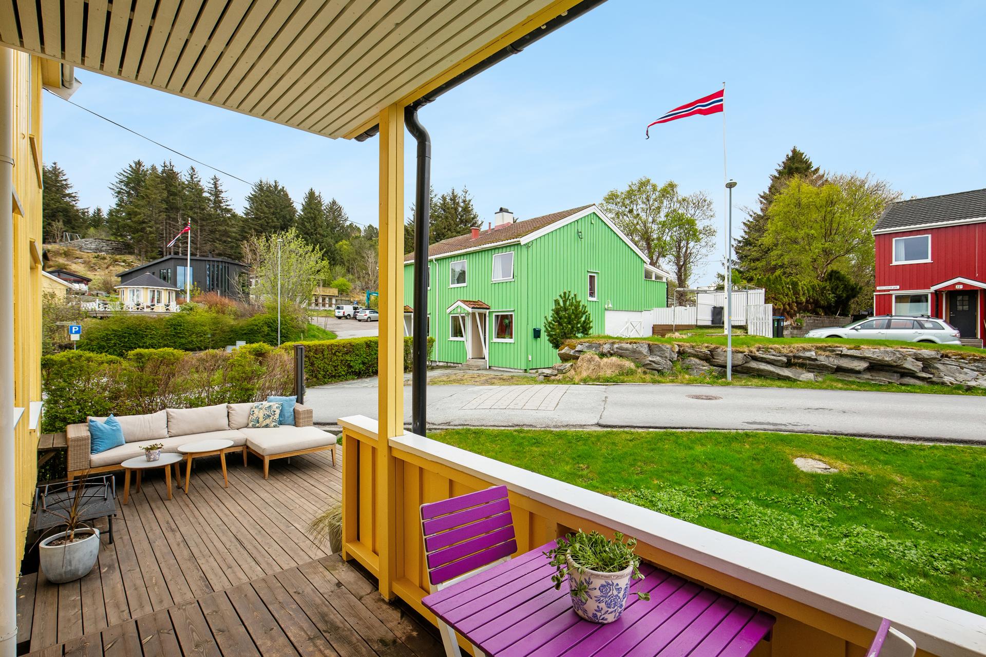 Leiligheten ligger i 1 etasje og har veranda og stor terrasse. Bilde nummer 2 av 3