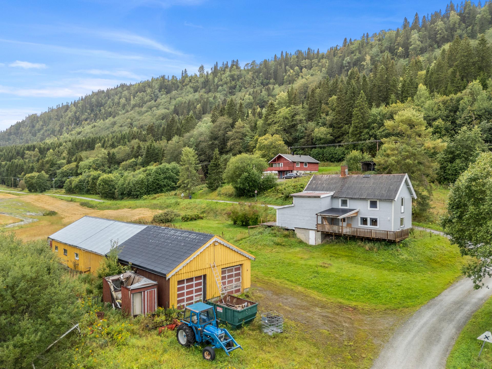 SMåbruk med stort uthus.  Ca 32 daa. . Bilde nummer 1 av 3