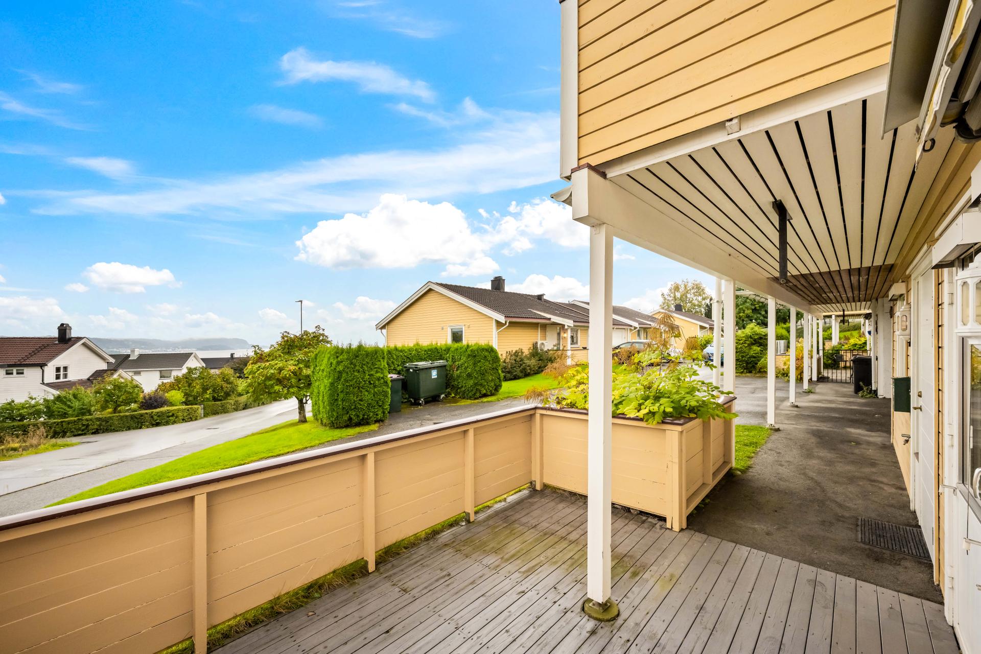 Enkel adkomst på bakkeplan med markterrasse og utsikt.. Bilde nummer 3 av 3