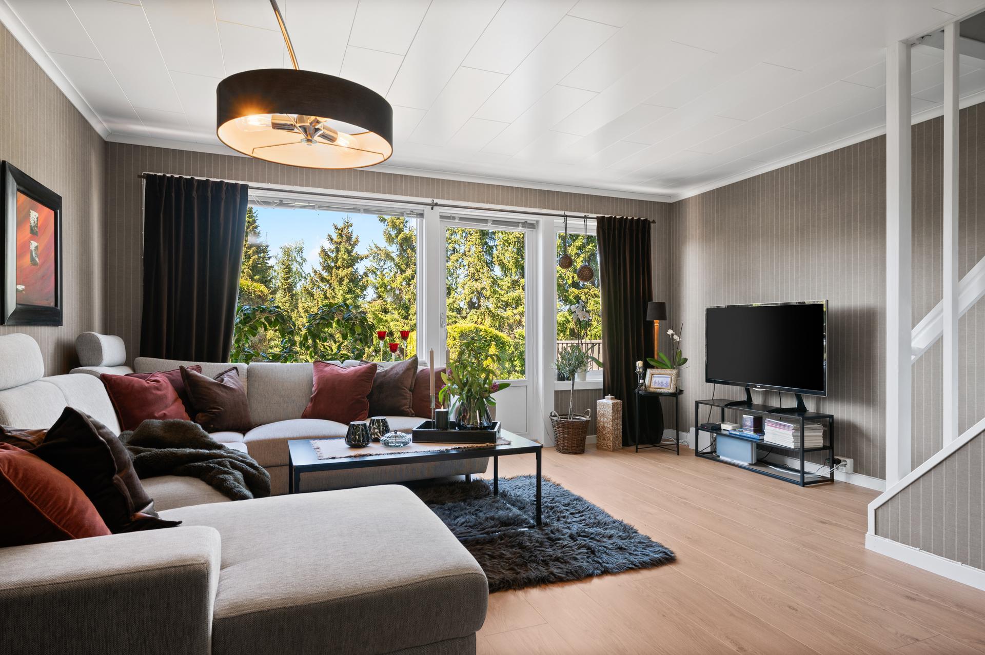 Fra stuen er det direkte utgang til en treveranda på ca. 19 m² via en balkongdør fra 2013.. Bilde nummer 3 av 3