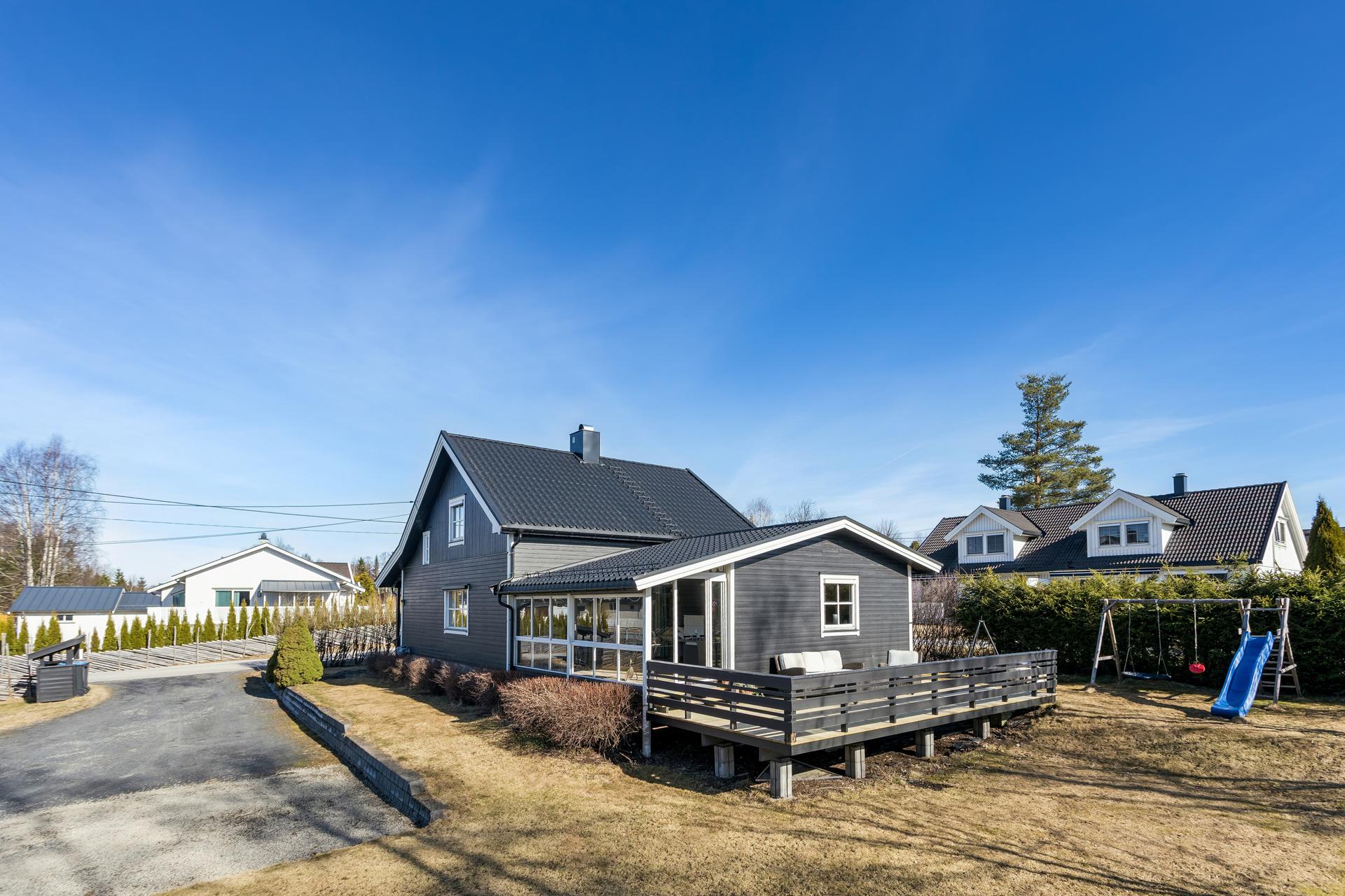Innglasset veranda på 22 m² og en åpen, sydvendt terrasse på 27 m², forlenger utendørssesongen og gir rikelig med plass for sosialt samvær.. Bilde nummer 2 av 3