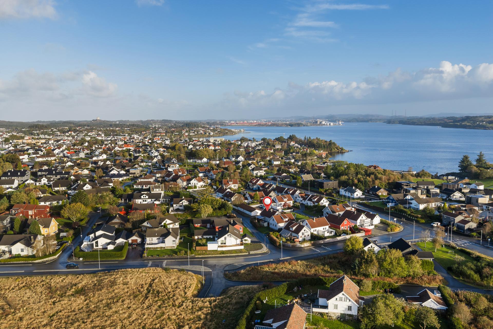 Eiendommen har en sentral beliggenhet på Stangeland med nærhet til både barneskole, ungdomsskole, idrettsanlegg og butikk. . Bilde nummer 2 av 3