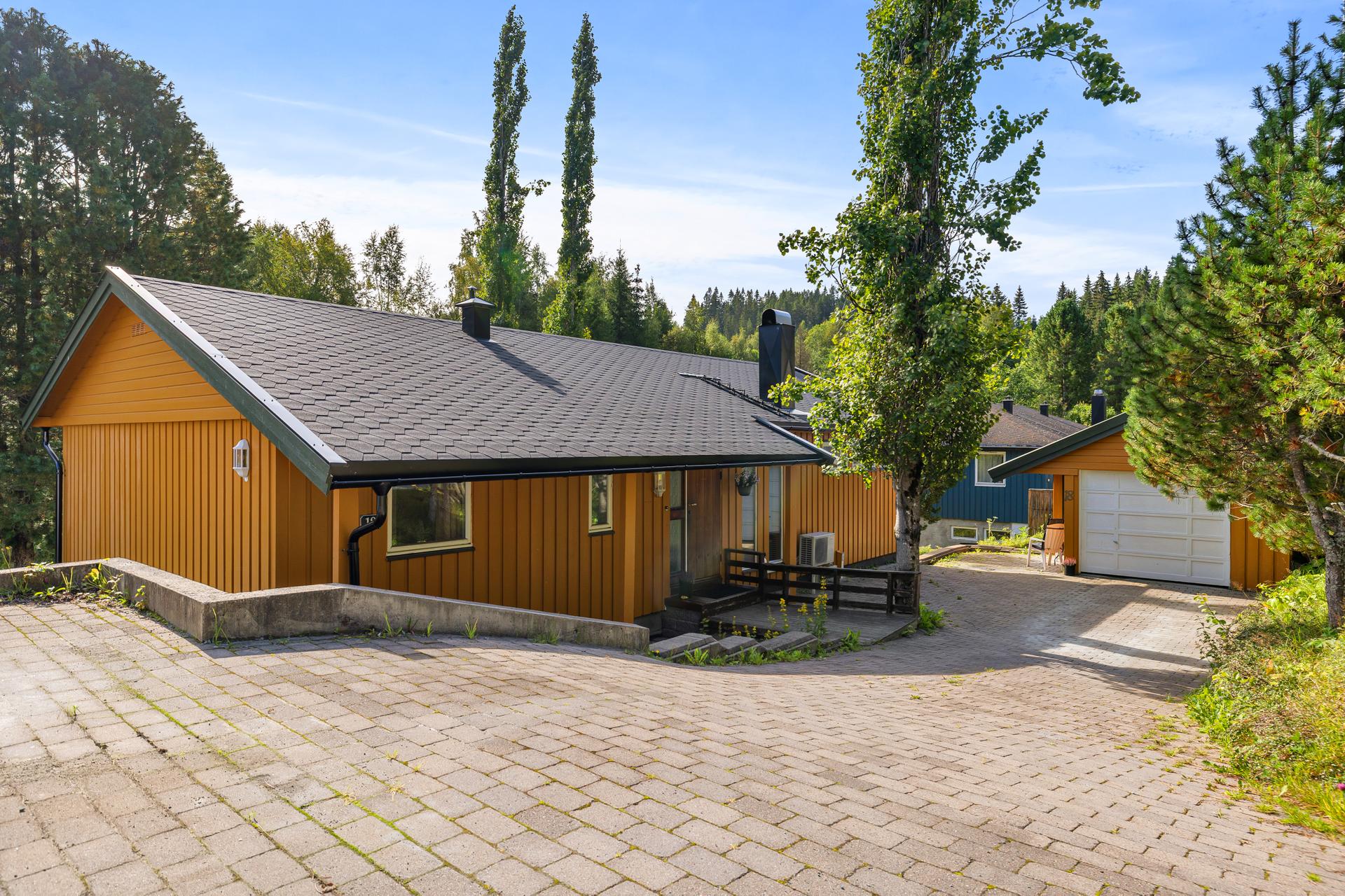 Innholdsrik enebolig med pent opparbeidet, steinlagt gårdsplass.. Bilde nummer 2 av 3