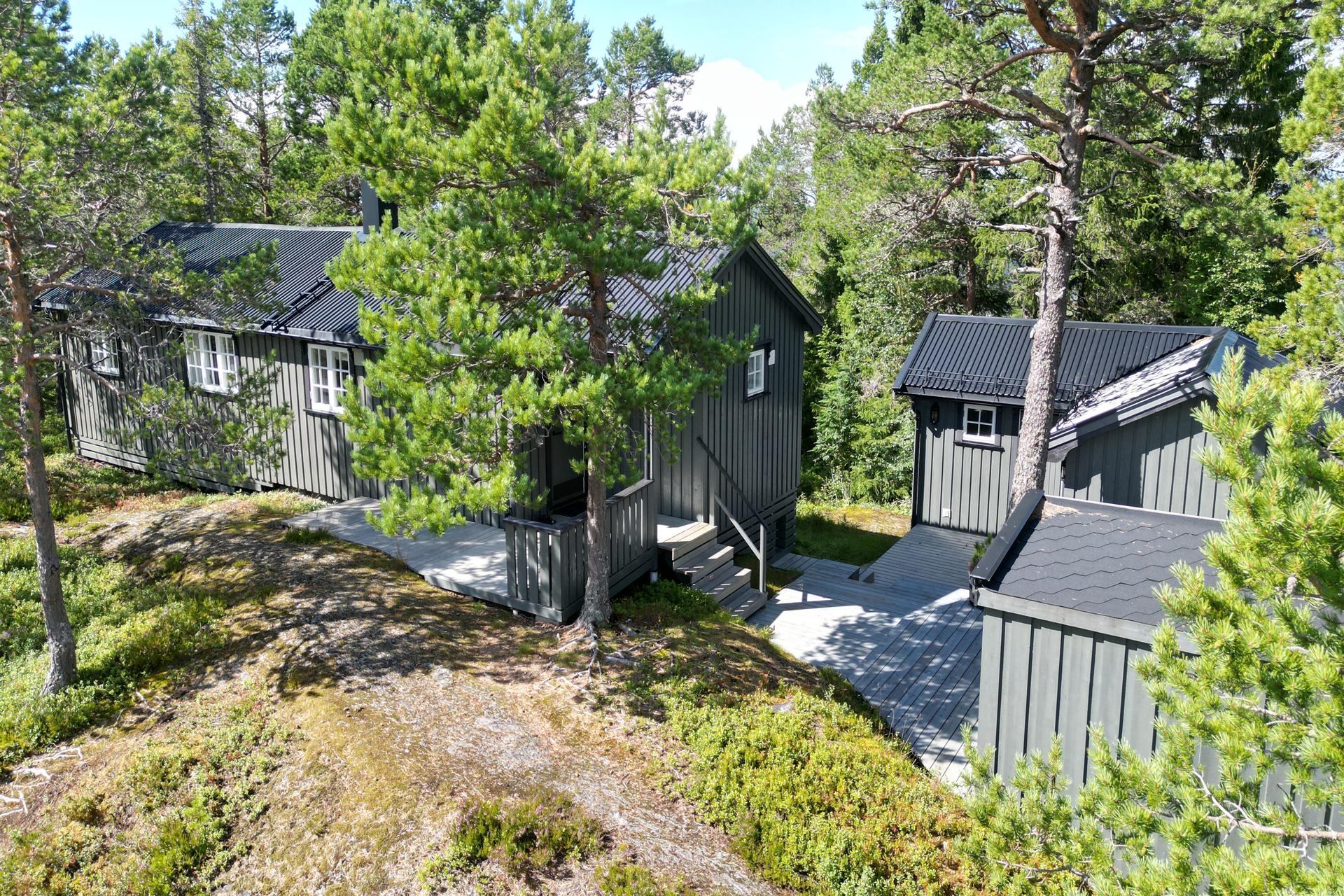 Ligger i et rolig hytteområde og med turterrenget rett utenfor døren både sommer og vinter.. Bilde nummer 2 av 3