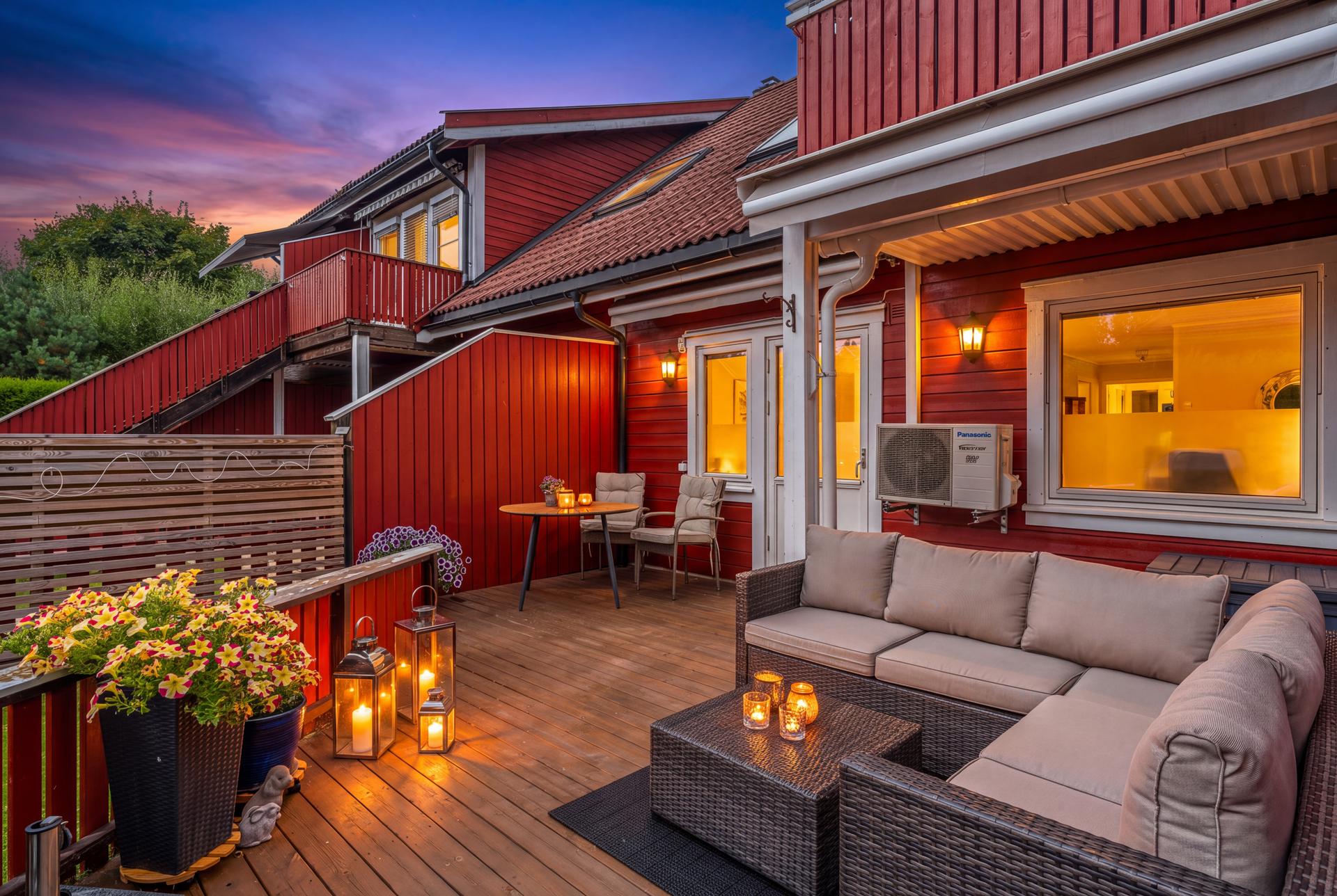 Rekkehuset har en koselig terrasse som er et naturlig samlingspunkt på varme dager. (Illustrasjon). Bilde nummer 3 av 3