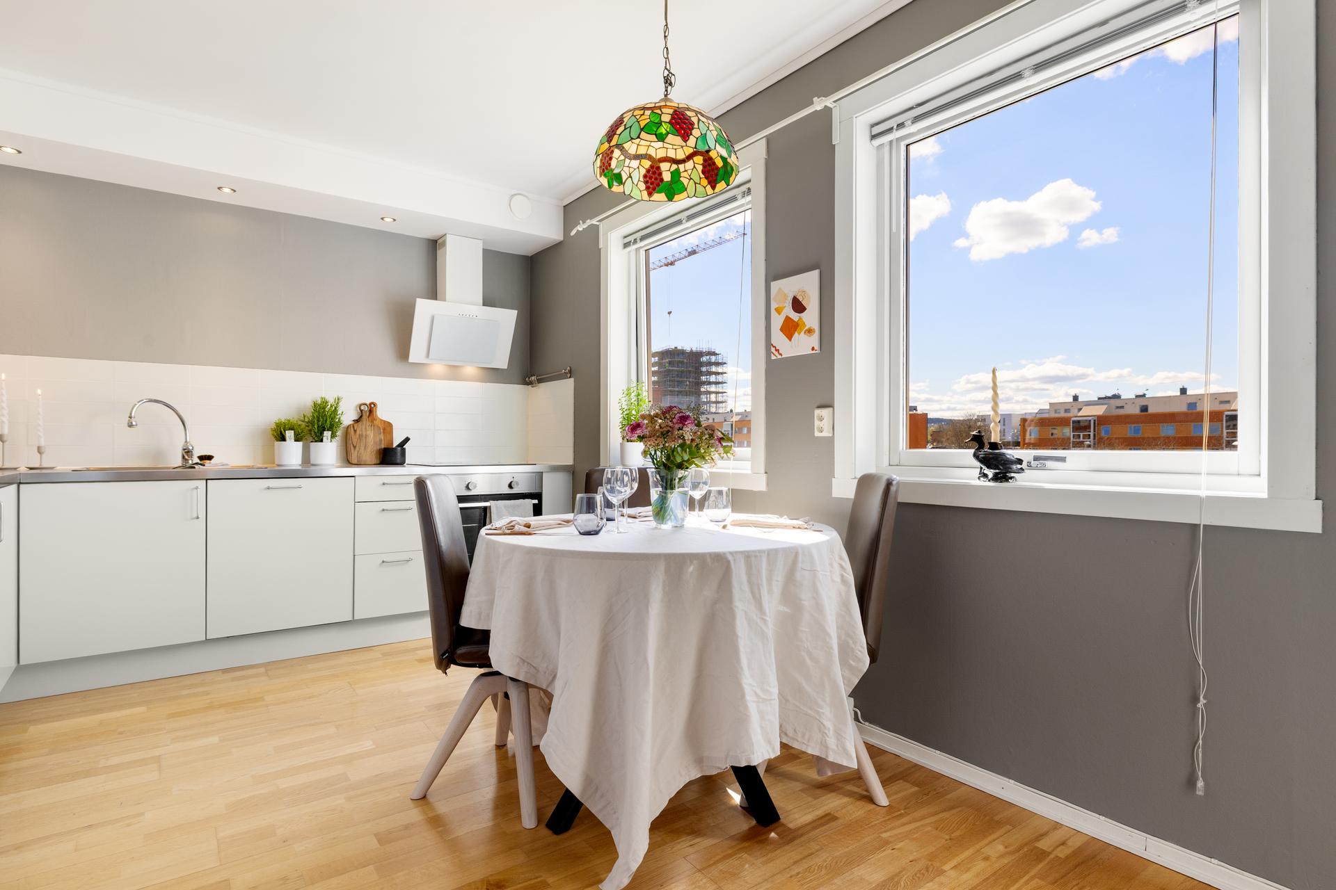 Velkommen til Waldemar Aunes veg 5A, presentert av EiendomsMegler 1 ved Christian Furuhaug Aa. Foto av Julian Nonstad v/Nonstad Foto. . Bilde nummer 1 av 3