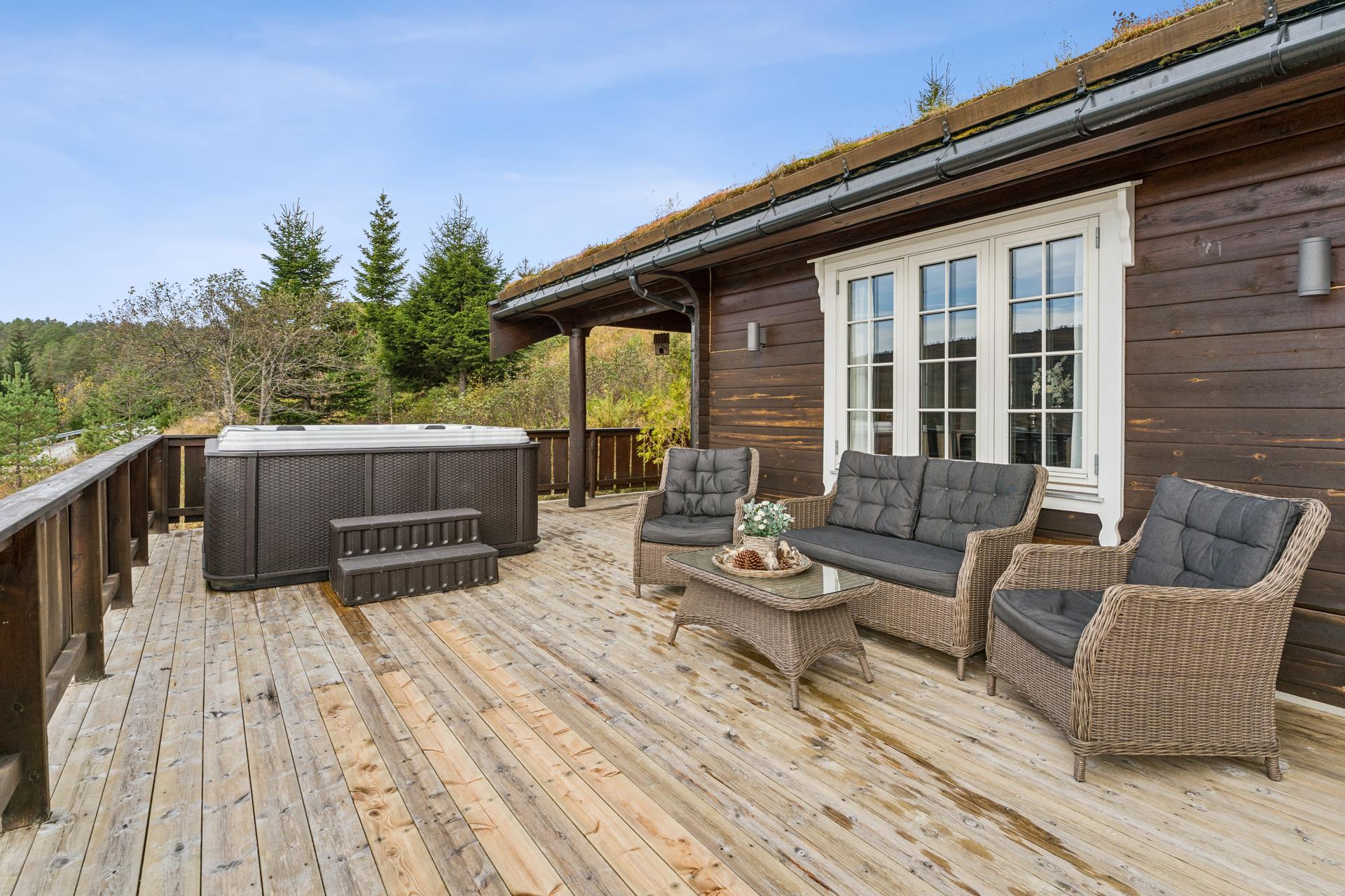 - Utvendig har du en meget romslig terrasse og Jacuzzi -. Bilde nummer 3 av 3
