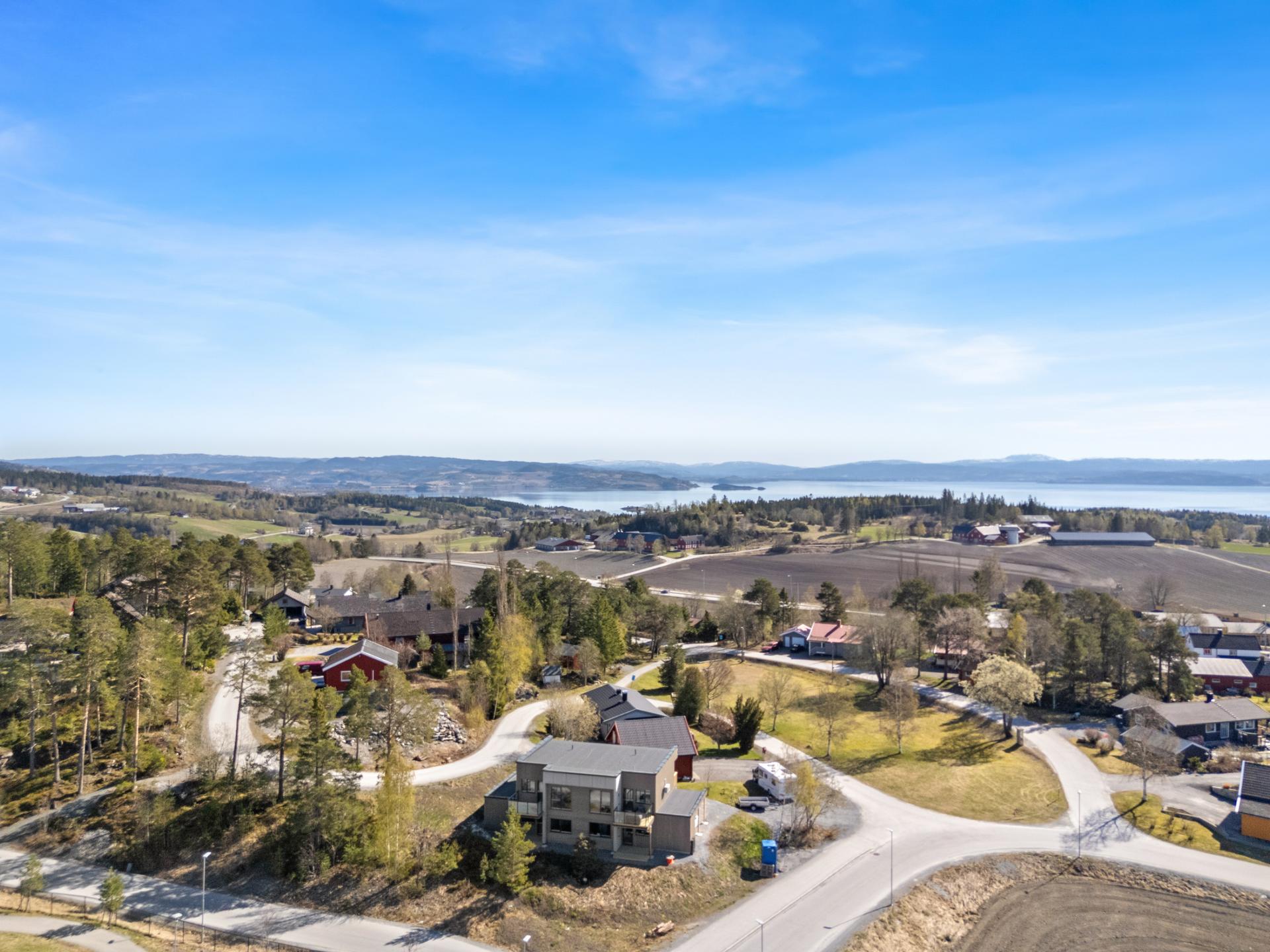 Oversiktsbildet - boligen ligger fint til i boligfeltet. . Bilde nummer 2 av 3