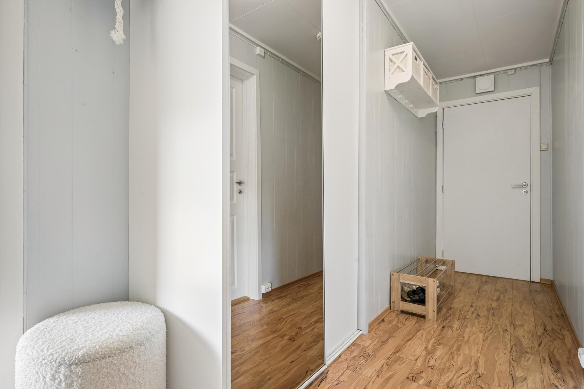 Entré med praktisk skyvedørsgarderobe. Overflater er malt i nyere tid.. Bilde nummer 3 av 3