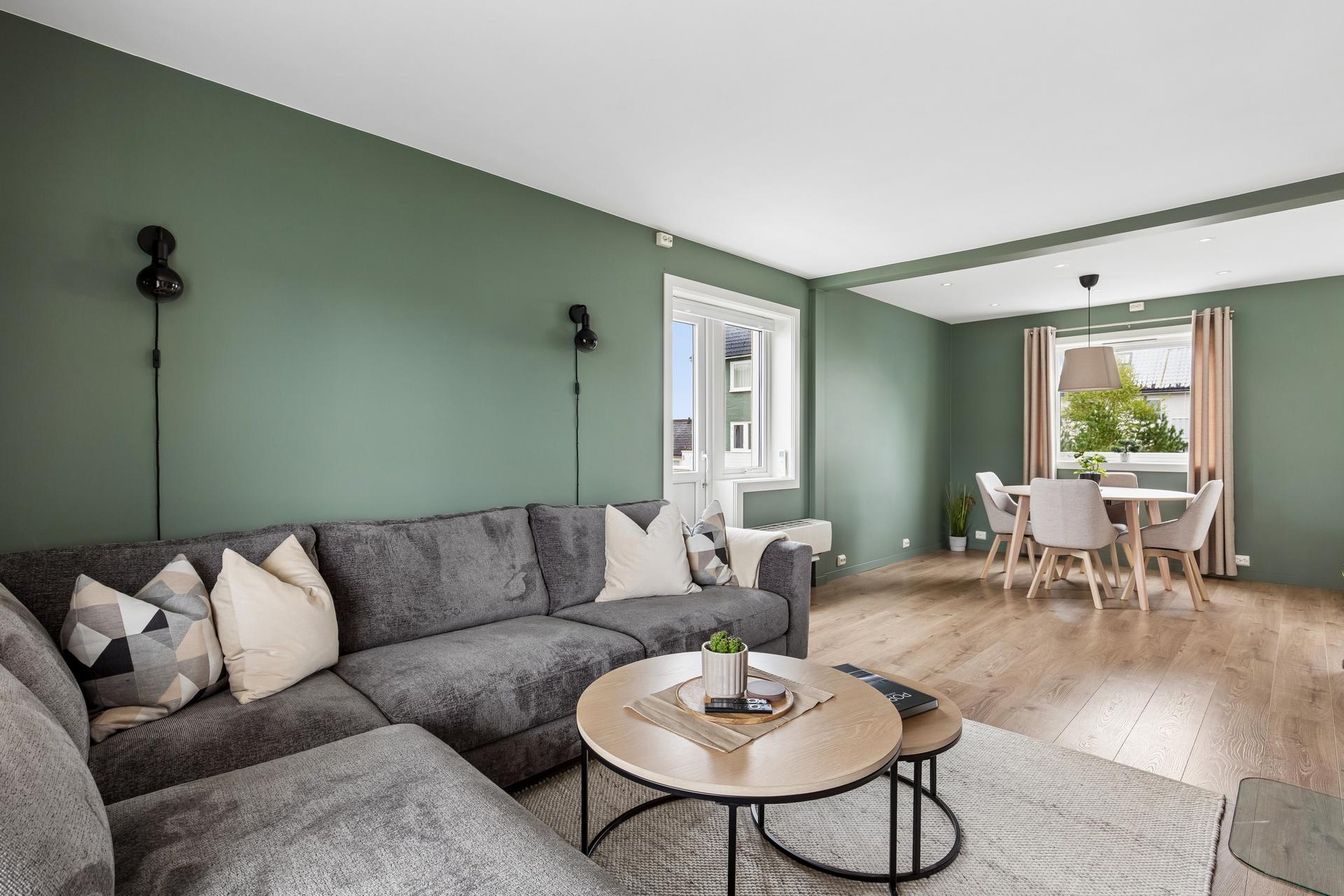 I tillegg til leilighetens areal disponeres det totalt fire boder, hvorav tre er plassert i kjeller og én på loft, noe som gir gode muligheter for oppbevaring.. Bilde nummer 3 av 3