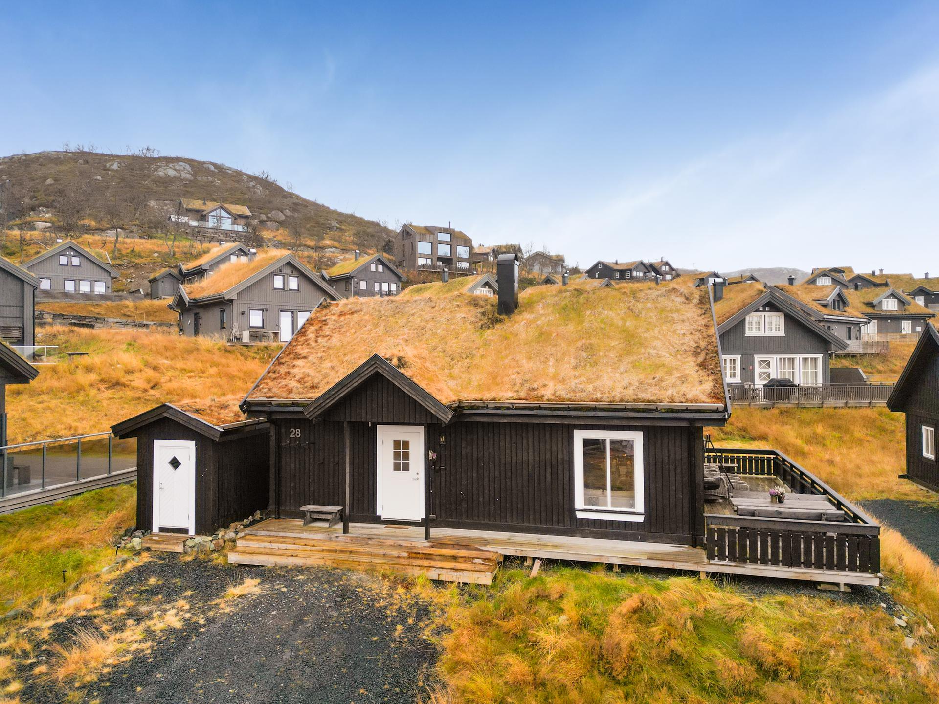 Fritidsbolig oppført i 2019 med torvtak og stående kledning, beliggende i Holtardalen.. Bilde nummer 2 av 3