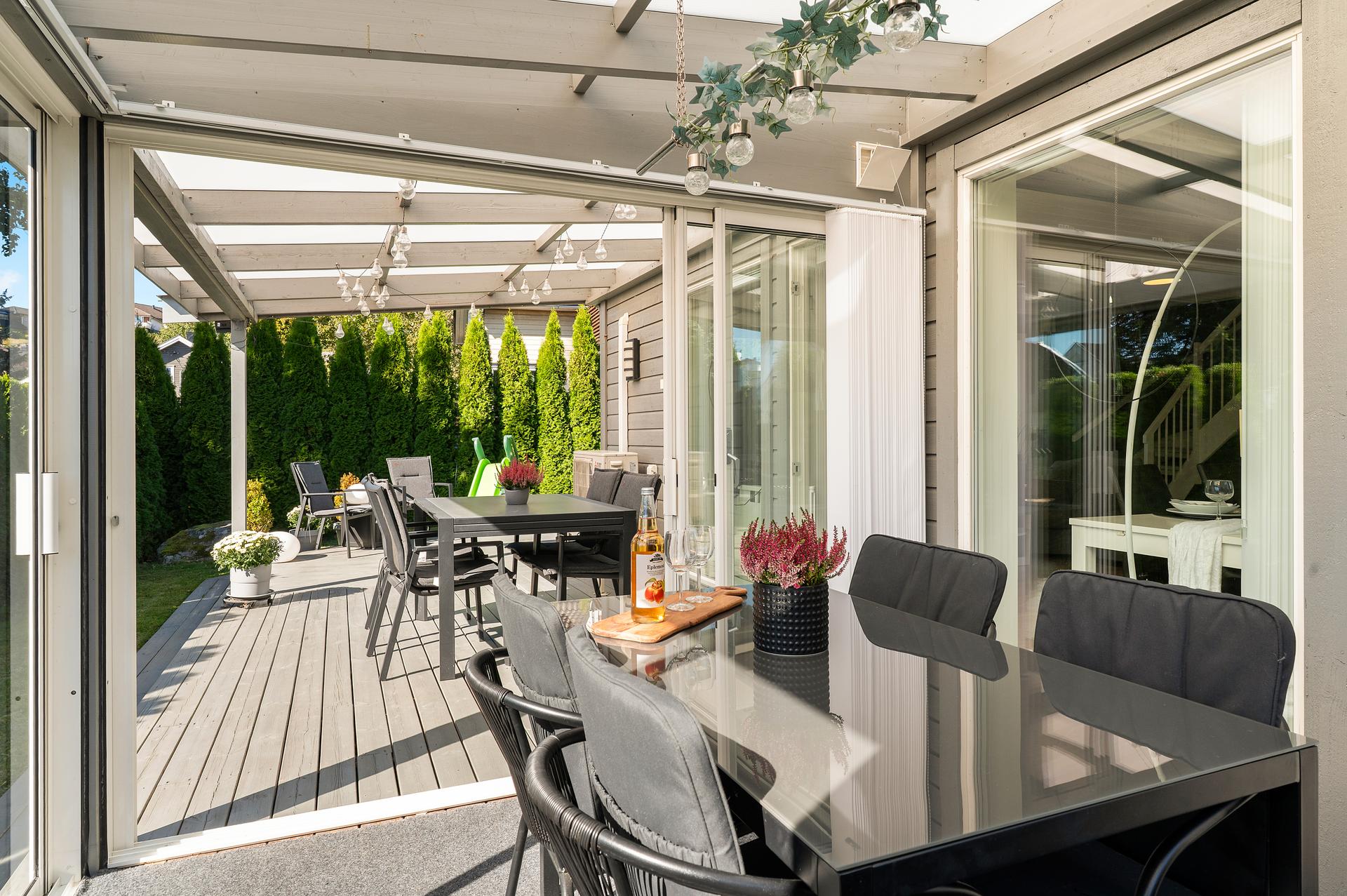 Pen, nyere enebolig over to plan fra 2020, med innglasset terrasse, og koselig, skjermet hage.. Bilde nummer 2 av 3