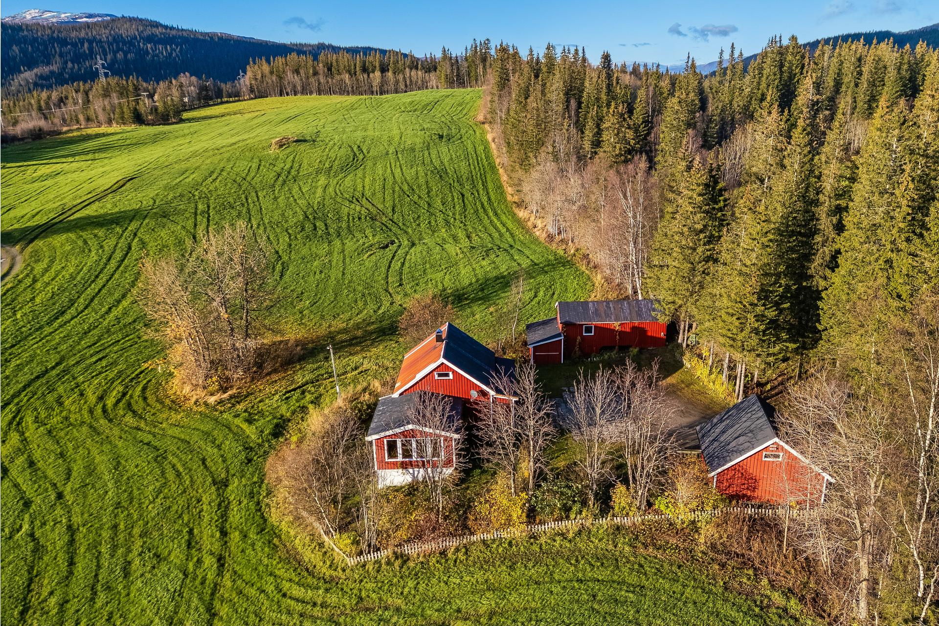 Frittliggende enebolig over tre plan, landlig plassert omkranset av skog og åpent landskap i Bleikvasslia.. Bilde nummer 2 av 3
