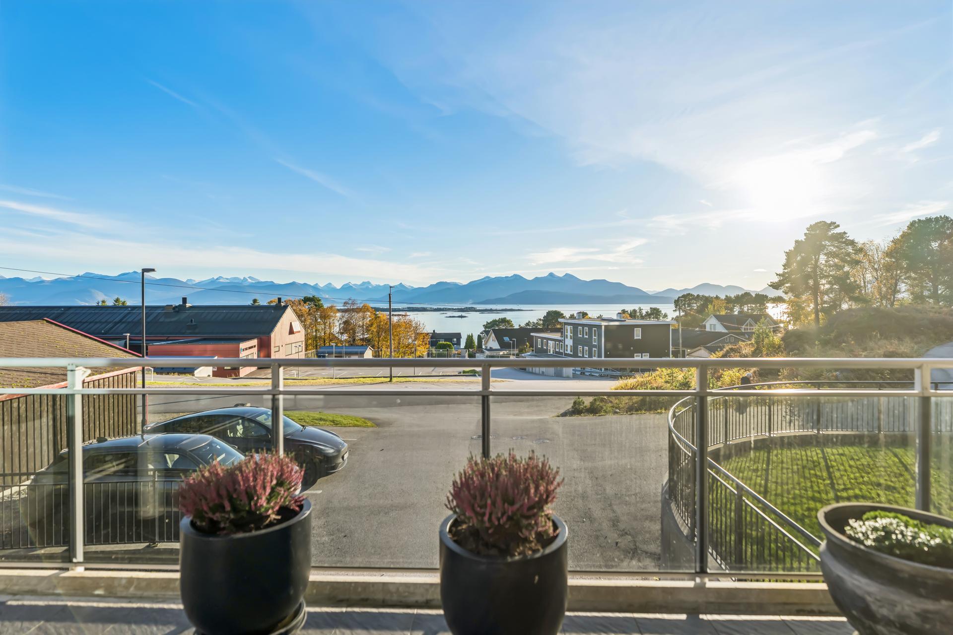 Dette er en stor 4-roms hjørneleilighet på hele 156 m² med sydvendt veranda og flott utsikt mot fjord og fjell.. Bilde nummer 2 av 3
