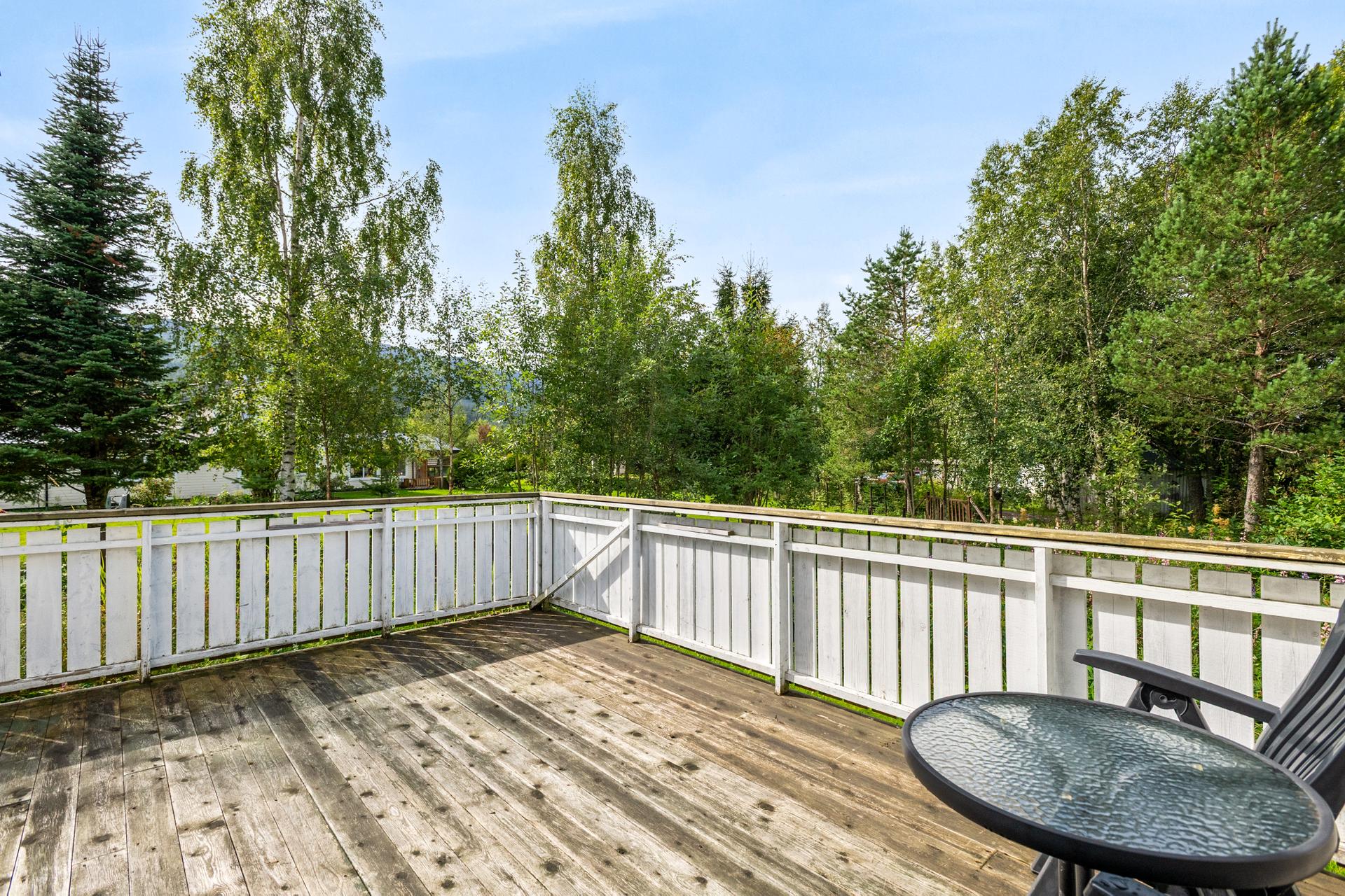 Romslig terrasse med utgang fra stuen.. Bilde nummer 3 av 3