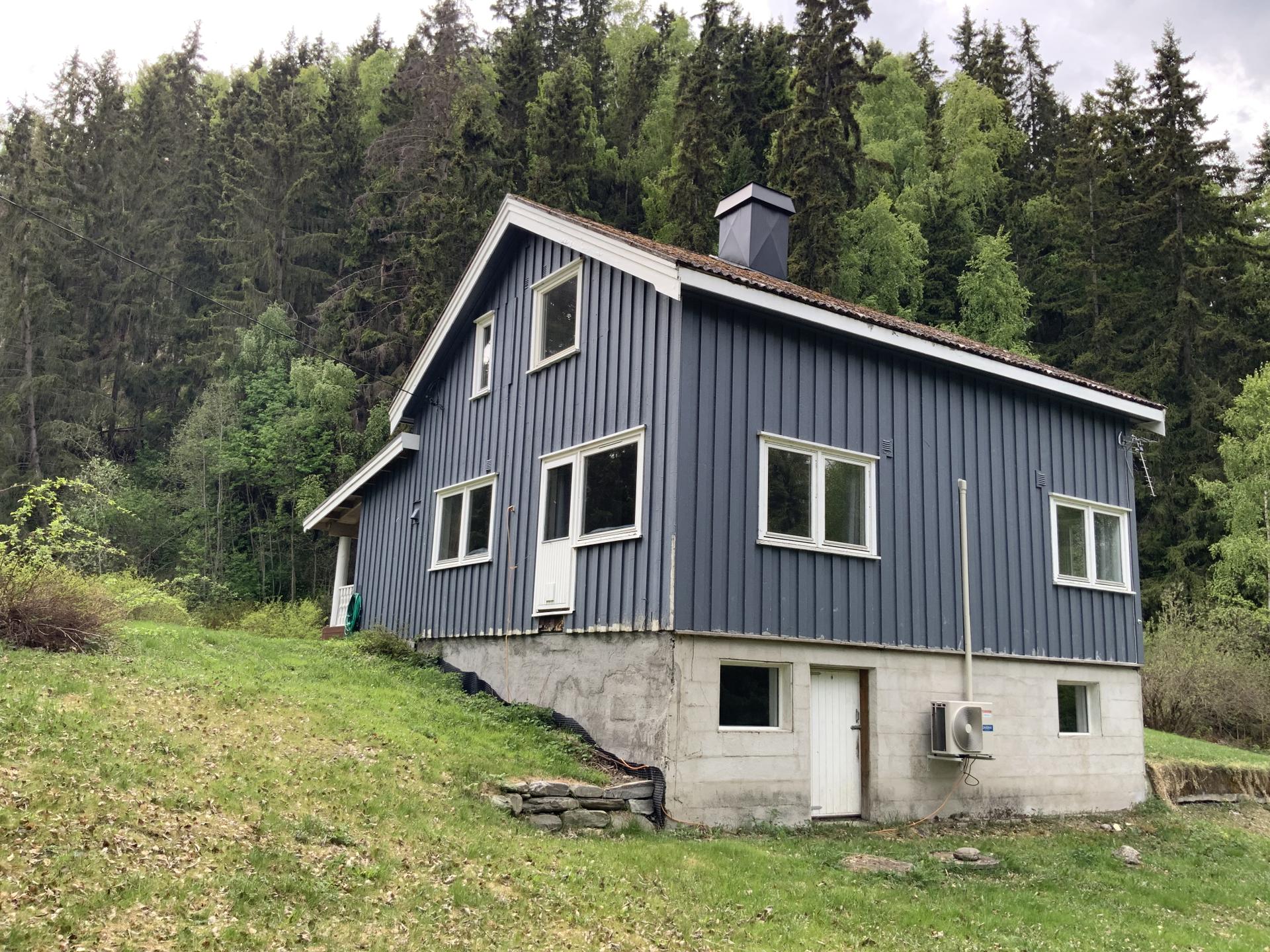Eiendommen "Haugnes" ble oppført i 1939 og går over to plan og kjeller. . Bilde nummer 2 av 3