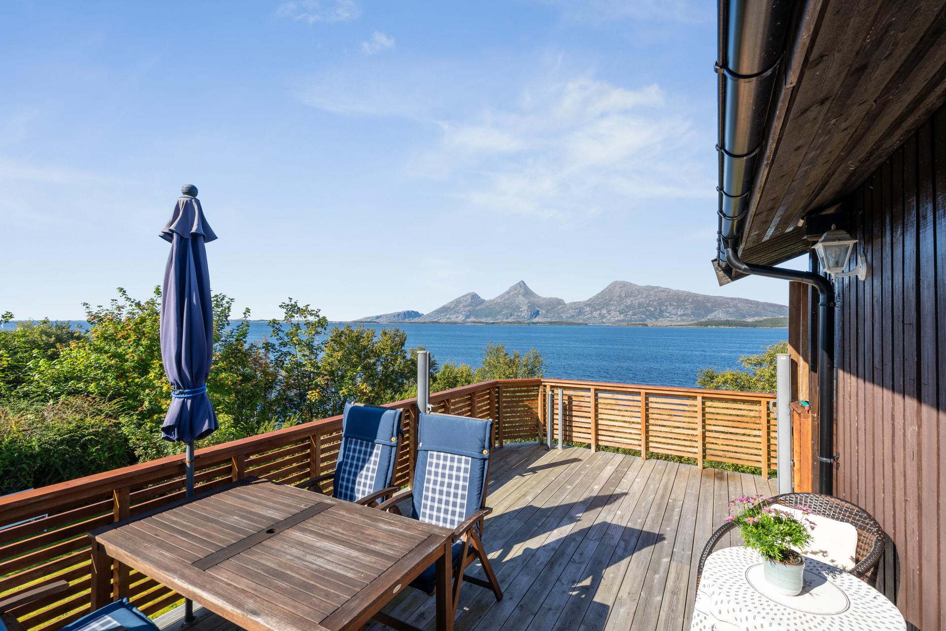 Fra terrassen er det åpen utsikt over fjorden mot Dønnamannen.. Bilde nummer 3 av 3