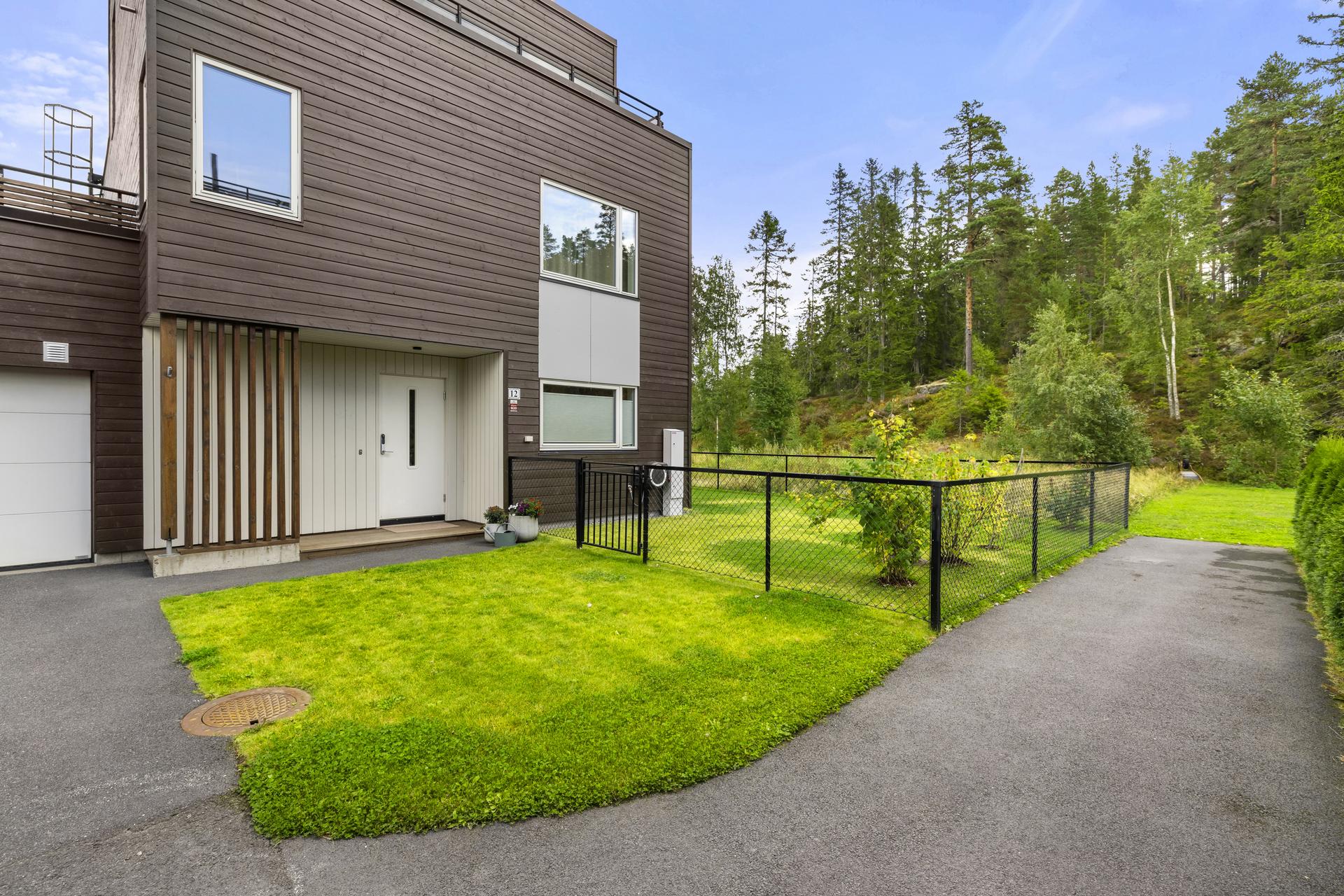 Boligen er en del av Gulliksplassen Sameie, som består av 18 eneboliger i kjede. Eiendommen ligger i et etablert og familievennlig boligområde i Lillestrøm kommune.. Bilde nummer 2 av 3