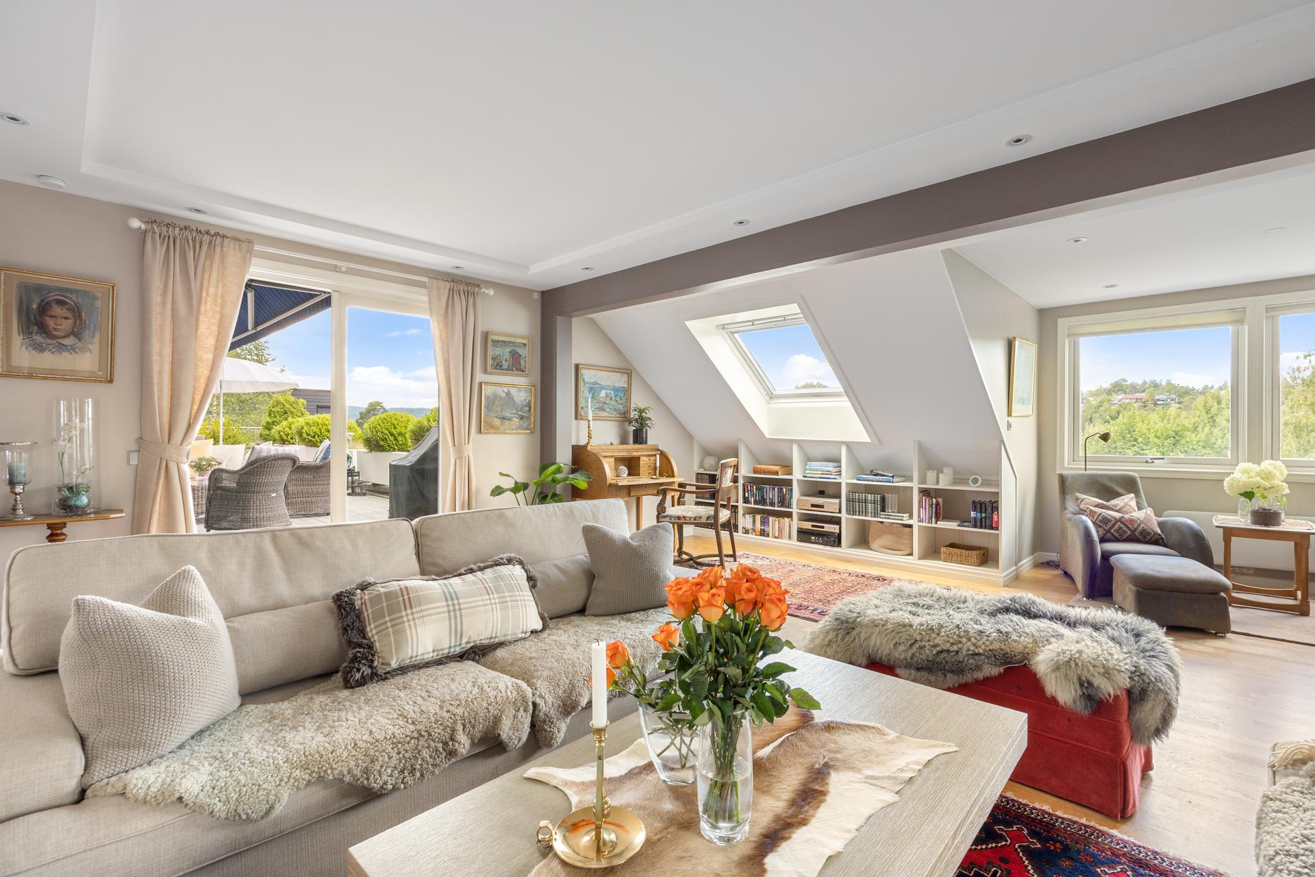 Stuen har en god takhøyde på 2,48 meter og et Velux takvindu som gir ekstra lys.. Bilde nummer 3 av 3