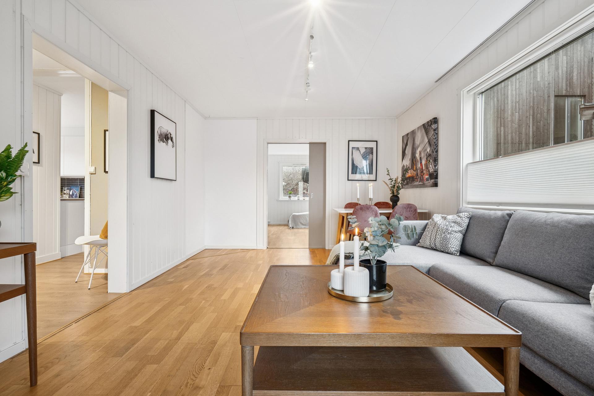Velkommen til Isdamveien 12A - romslig 3-roms med stor kjelleretasje og kort vei til sentrum! Foto: EFKT. Bilde nummer 1 av 3