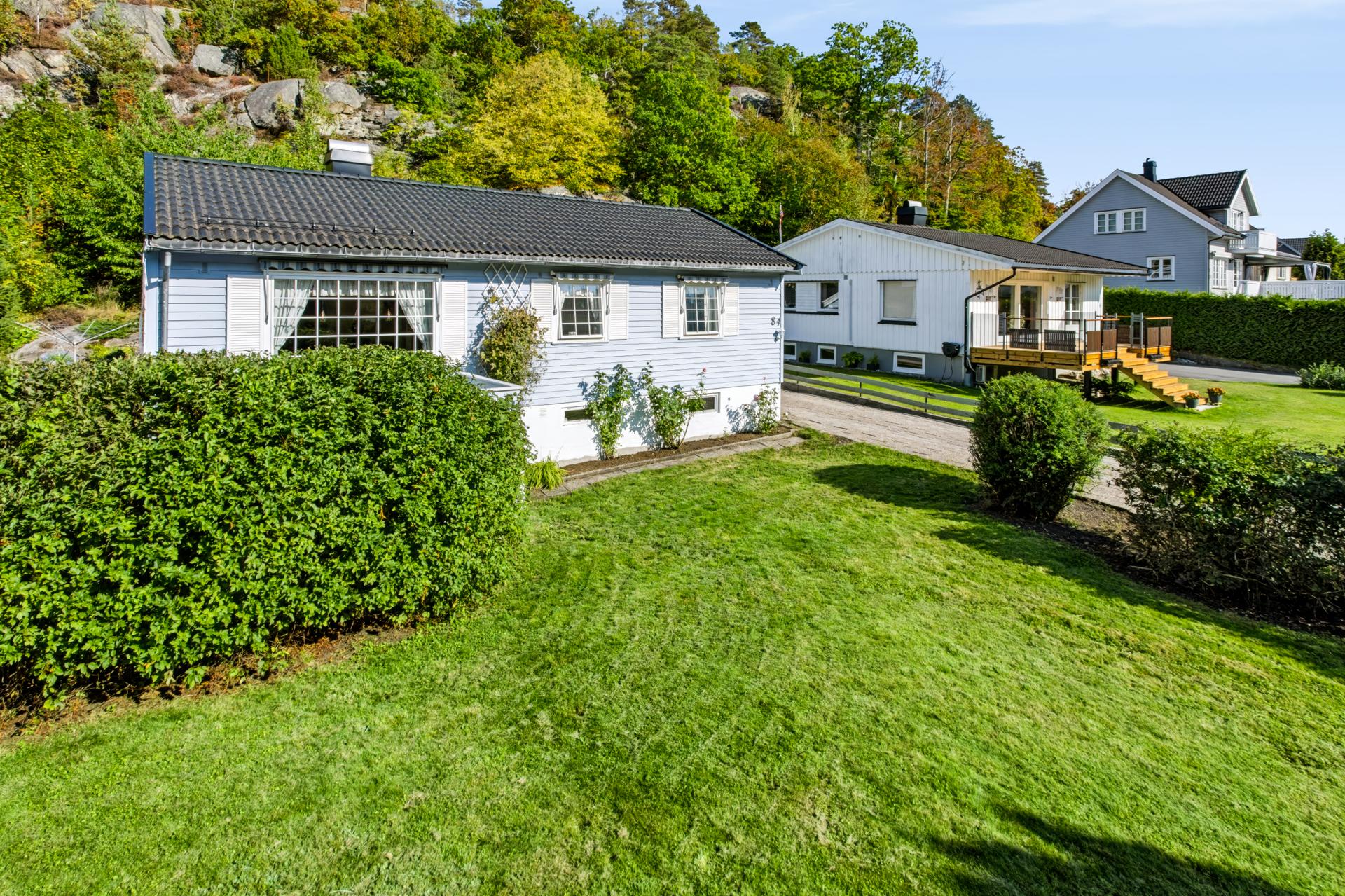 Enebolig over to plan fra 1970, beliggende på en relativt flat og opparbeidet tomt.. Bilde nummer 2 av 3