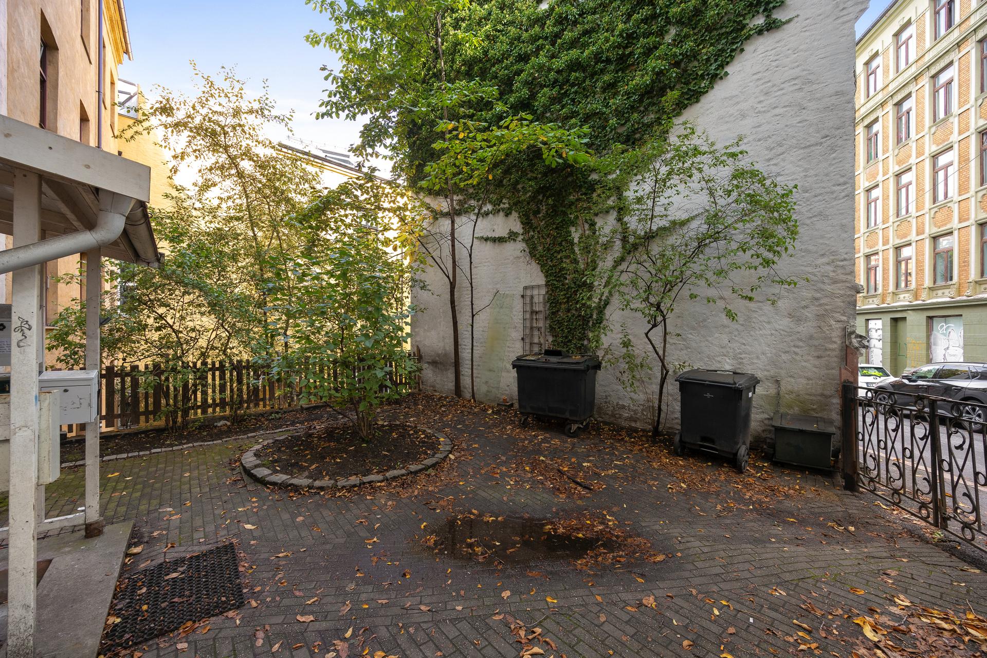 Sameiet har en skjermet felles gårdsplass med beplantning og sitteplasser.. Bilde nummer 3 av 3