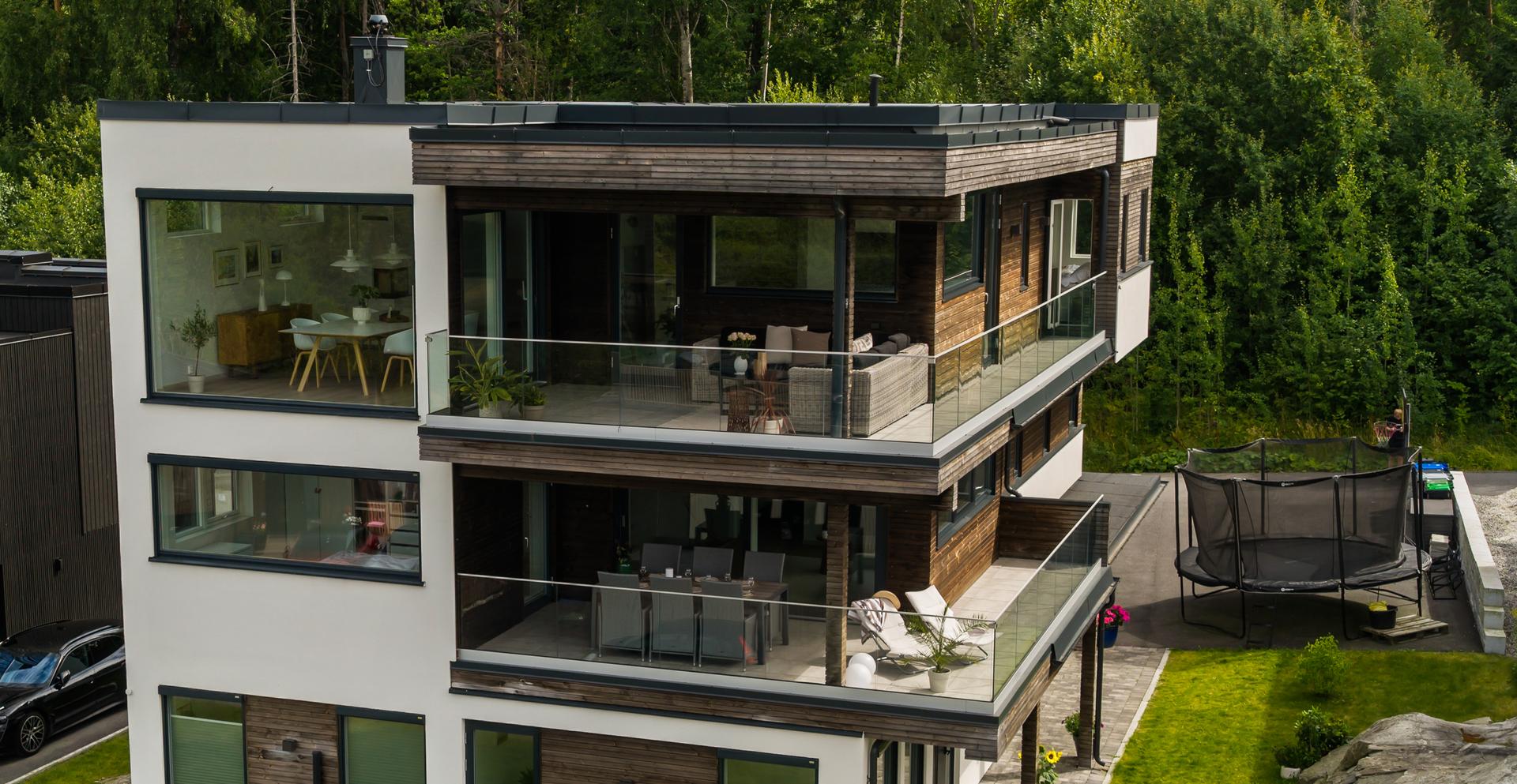 Boligen strekker seg over tre innholdsrike plan med moderne arkitektur.. Bilde nummer 3 av 3