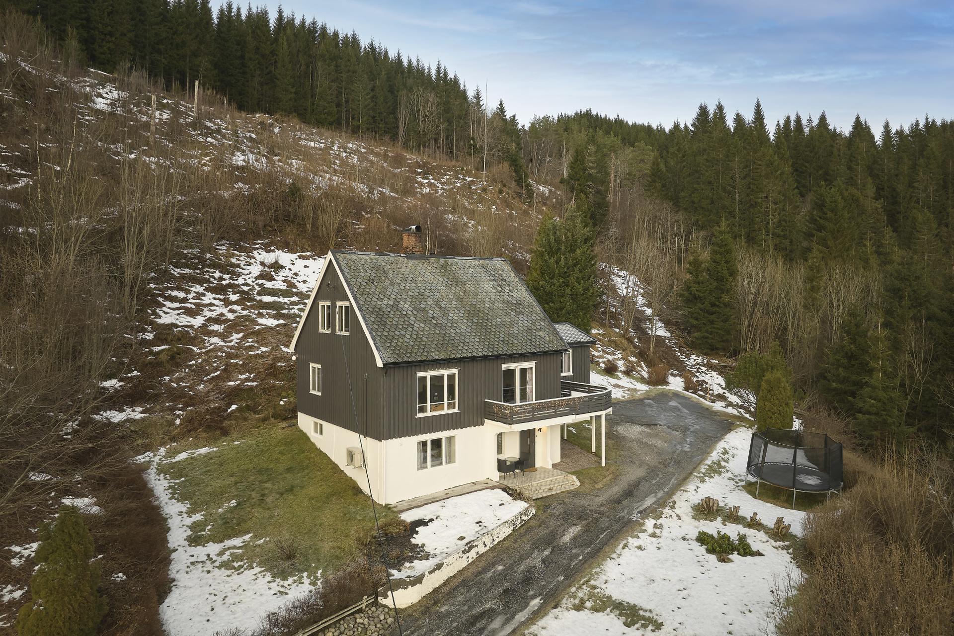 Eiendomsmegler 1 ved Marius Mellemseter Nes har gleden av å presentere Hamnesvegen 323! Foto av Nathan Lediard v/Lediard Foto AS. Bilde nummer 1 av 3