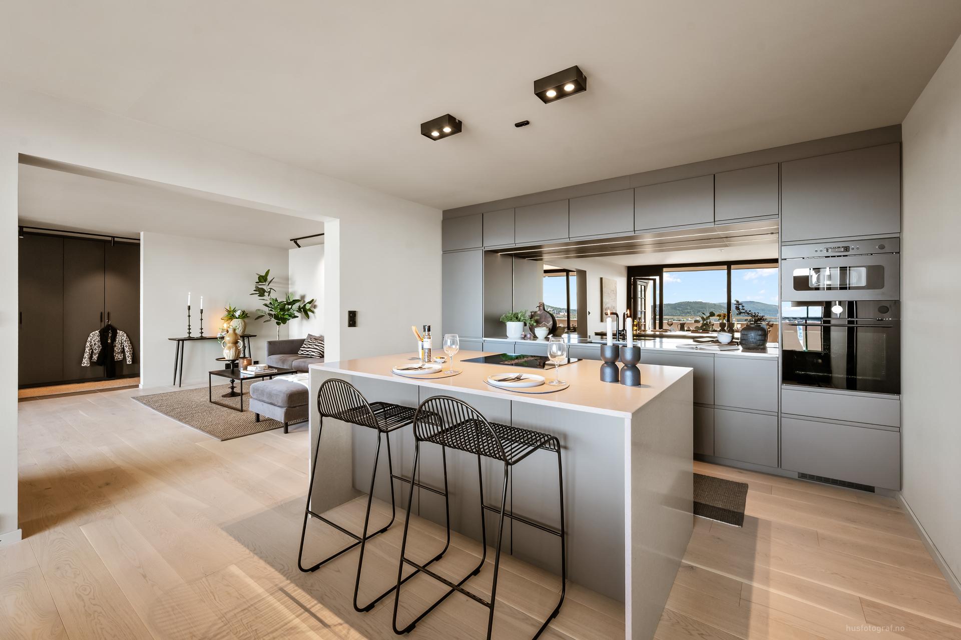 Kjøkkenet fremstår som moderne og stilrent, med en gjennomført helhetlig design som gir rommet et eksklusivt preg. Bilde nummer 1 av 3